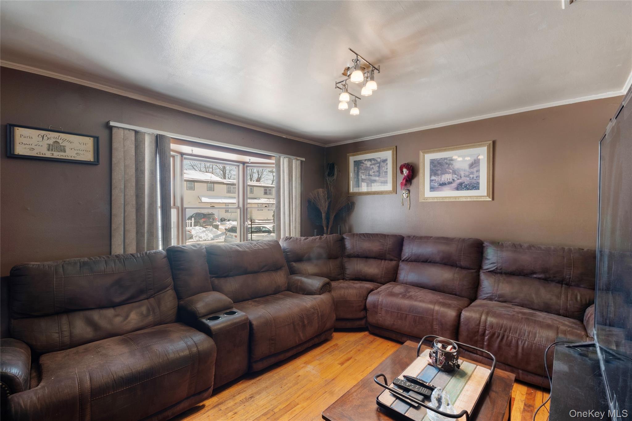 #2 photo, 208 Charter Oaks Avenue, 롱 아일랜드 Brentwood , NY 11717