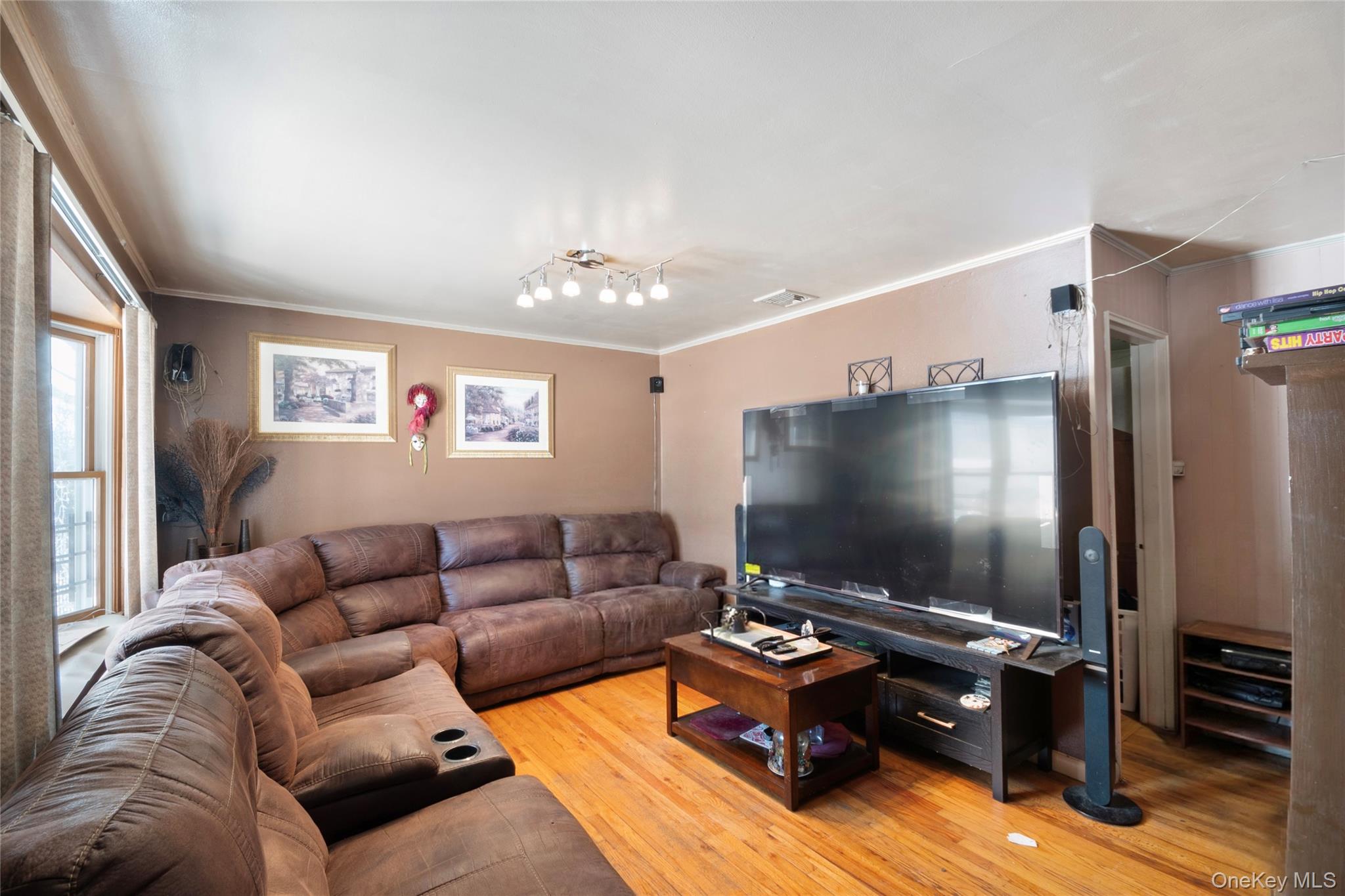 #3 photo, 208 Charter Oaks Avenue, 롱 아일랜드 Brentwood , NY 11717