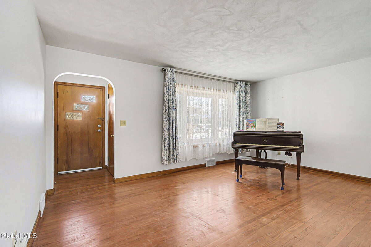 #4 photo, 36 Marion Boulevard, 紐約州 Glenville , NY 12302