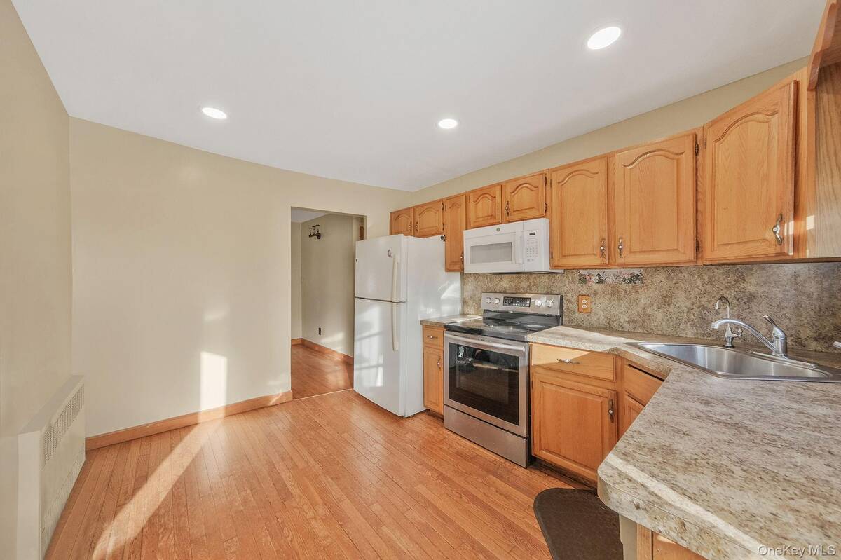 #17 photo, 21 Valleywood Drive, Huntington Station , NY 11746