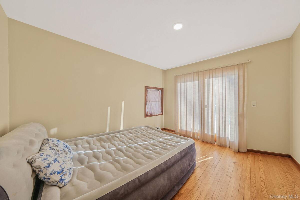 #20 photo, 21 Valleywood Drive, Huntington Station , NY 11746