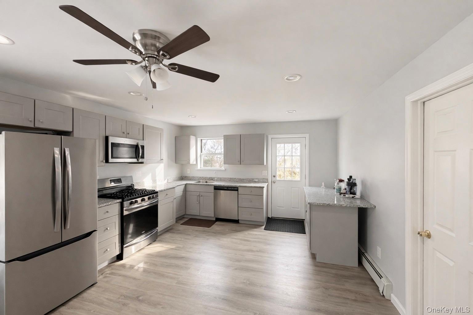 #3 photo, 19 Rutland Road, 東長島 Mastic , NY 11950