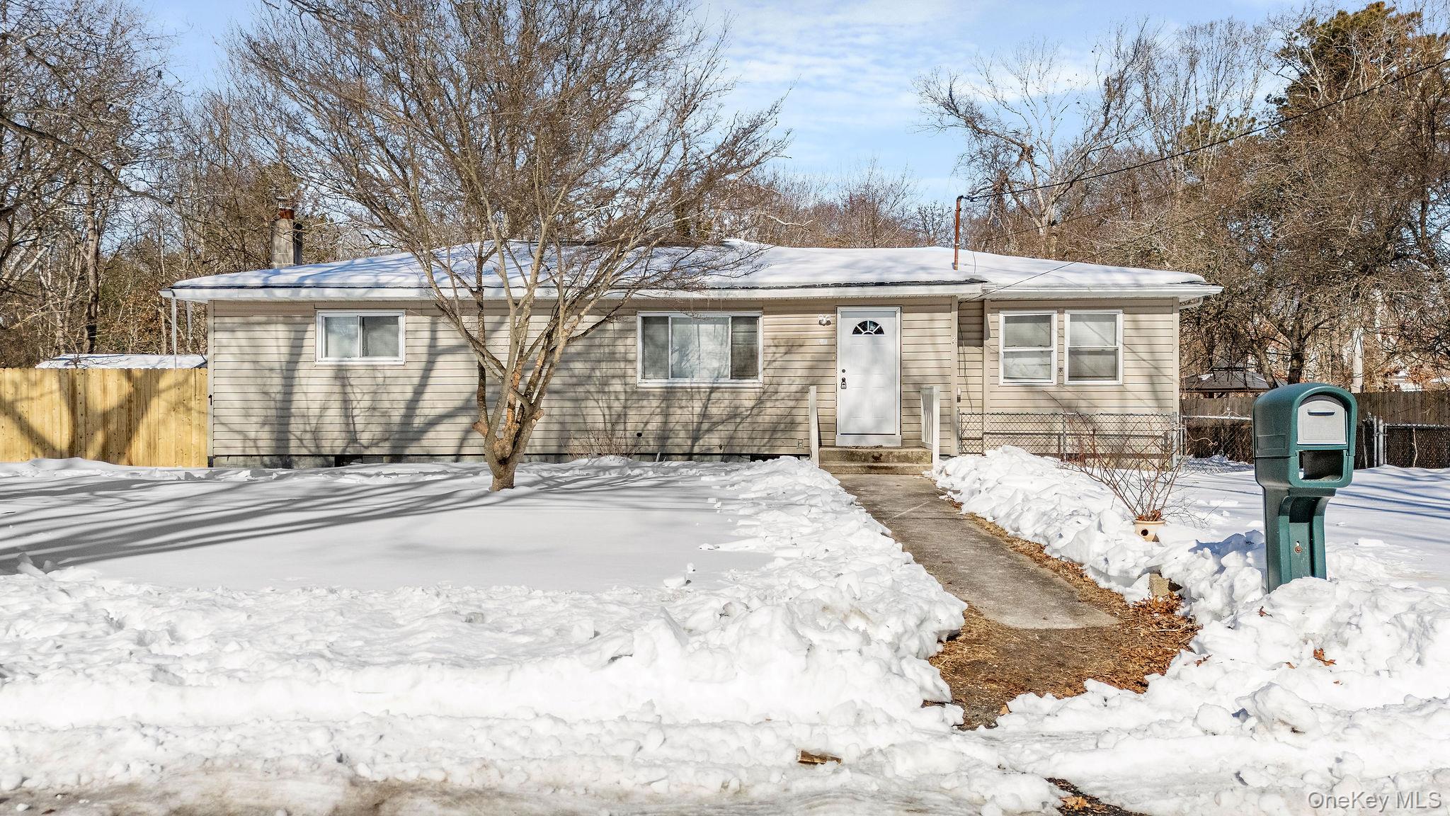 #1 photo, 17 Nelson Place, מחוז סאפוק Mastic , NY 11950