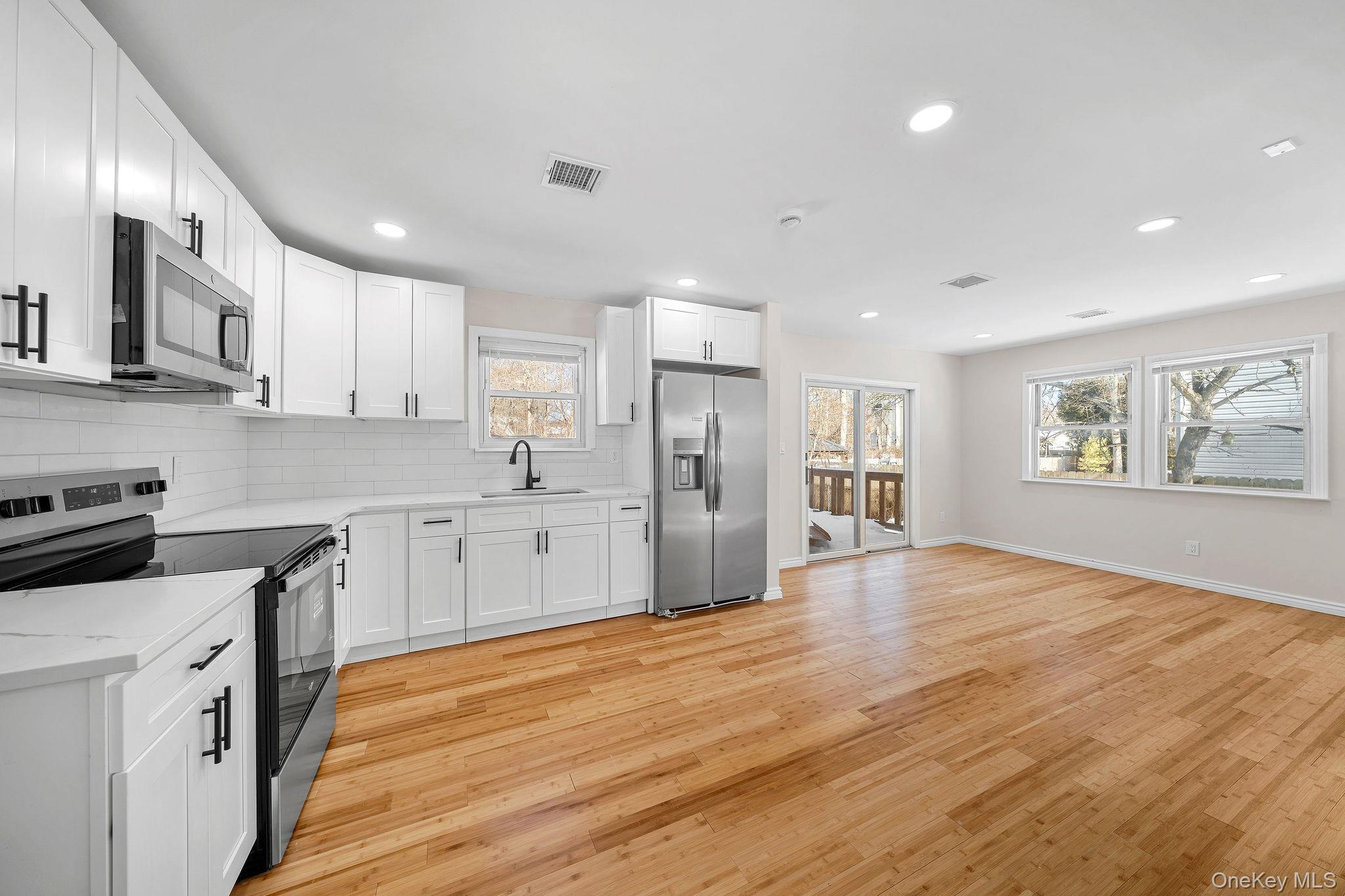 #10 photo, 17 Nelson Place, מחוז סאפוק Mastic , NY 11950