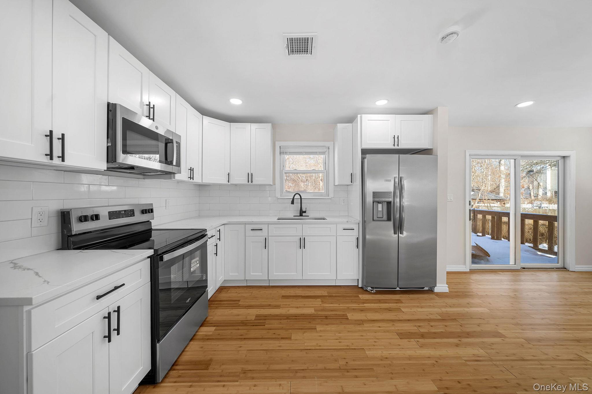 #11 photo, 17 Nelson Place, מחוז סאפוק Mastic , NY 11950