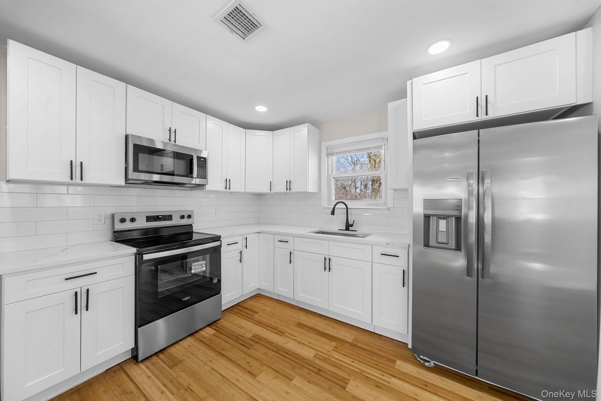 #12 photo, 17 Nelson Place, מחוז סאפוק Mastic , NY 11950