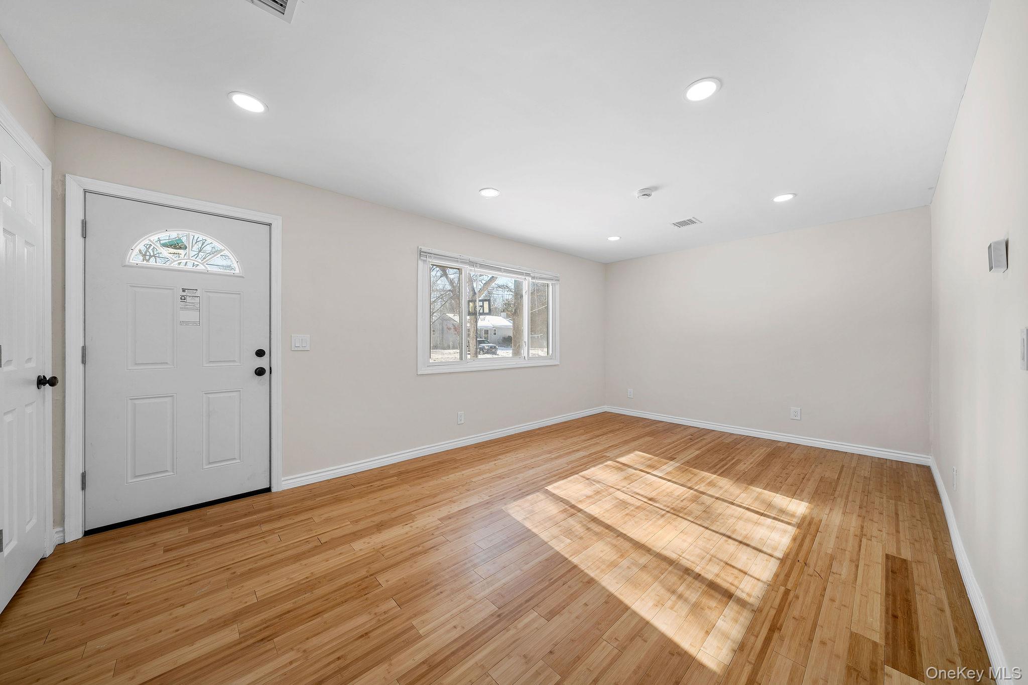 #9 photo, 17 Nelson Place, מחוז סאפוק Mastic , NY 11950