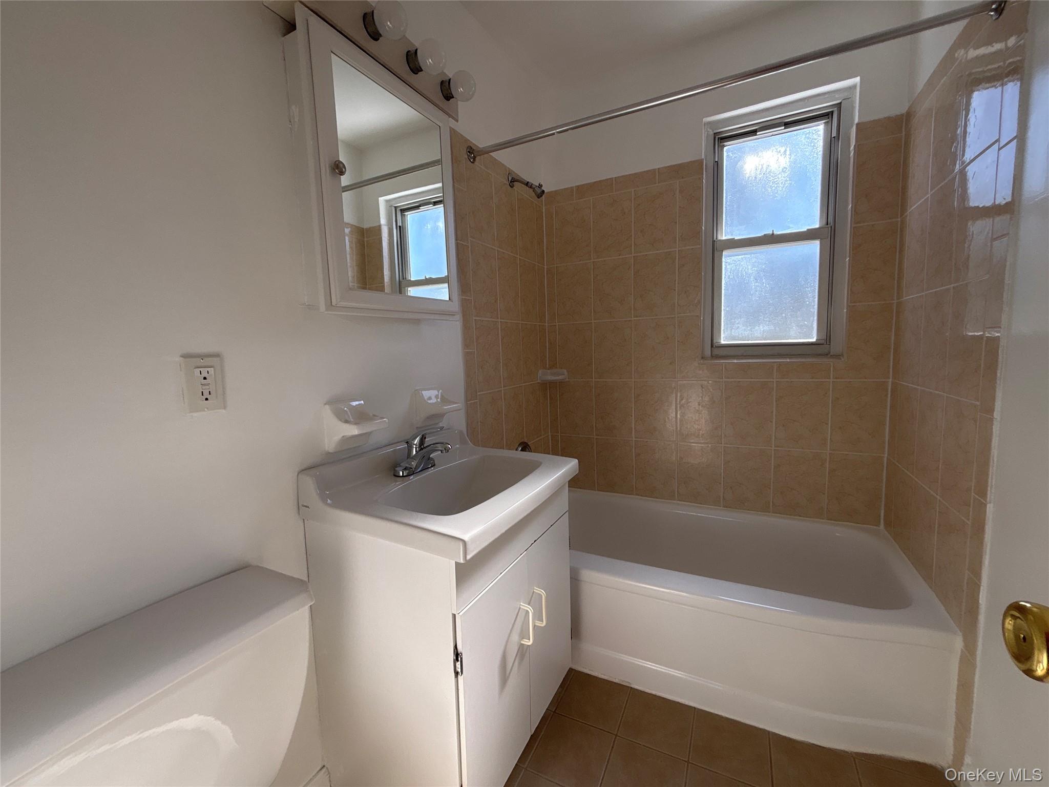 #16 photo, 25 Dolphin Green, नासाउ काउंटी Port Washington , NY 11050