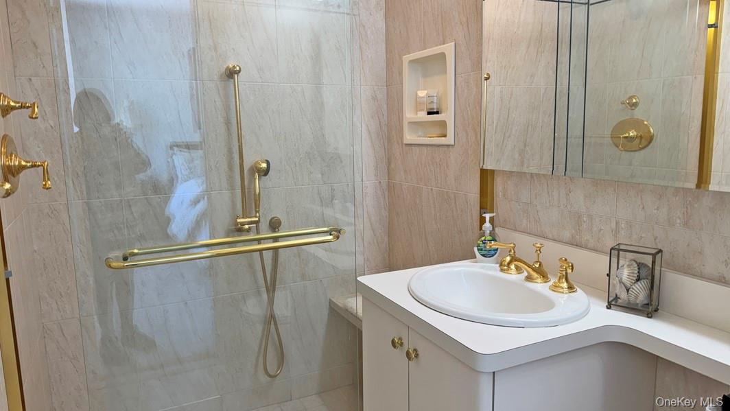 #15 photo, 26910 Grand Central Parkway, Куинс ‖ Floral Park , NY 11005