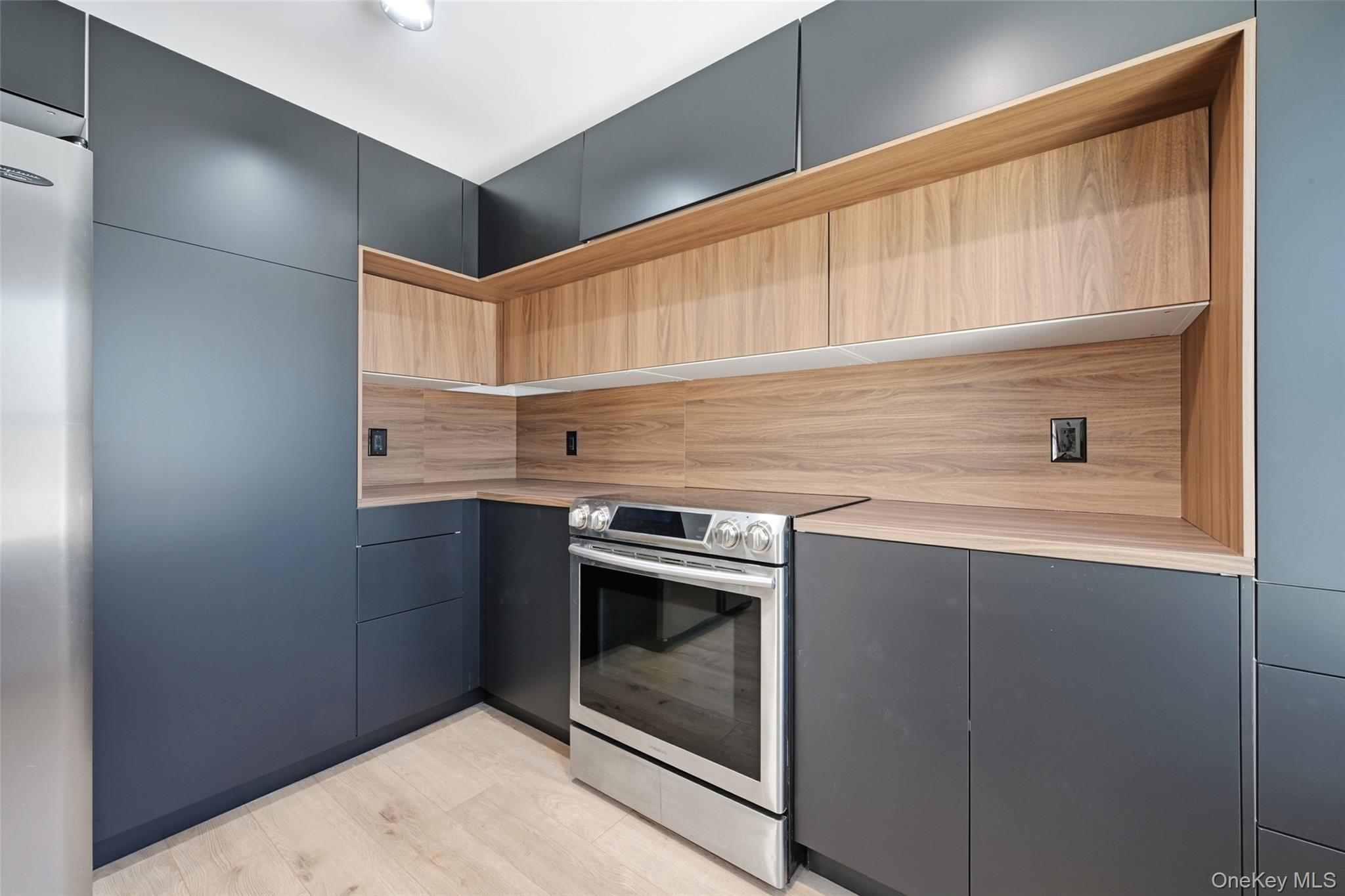 #13 photo, 923 E Main Street, 東長島 Riverhead , NY 11901