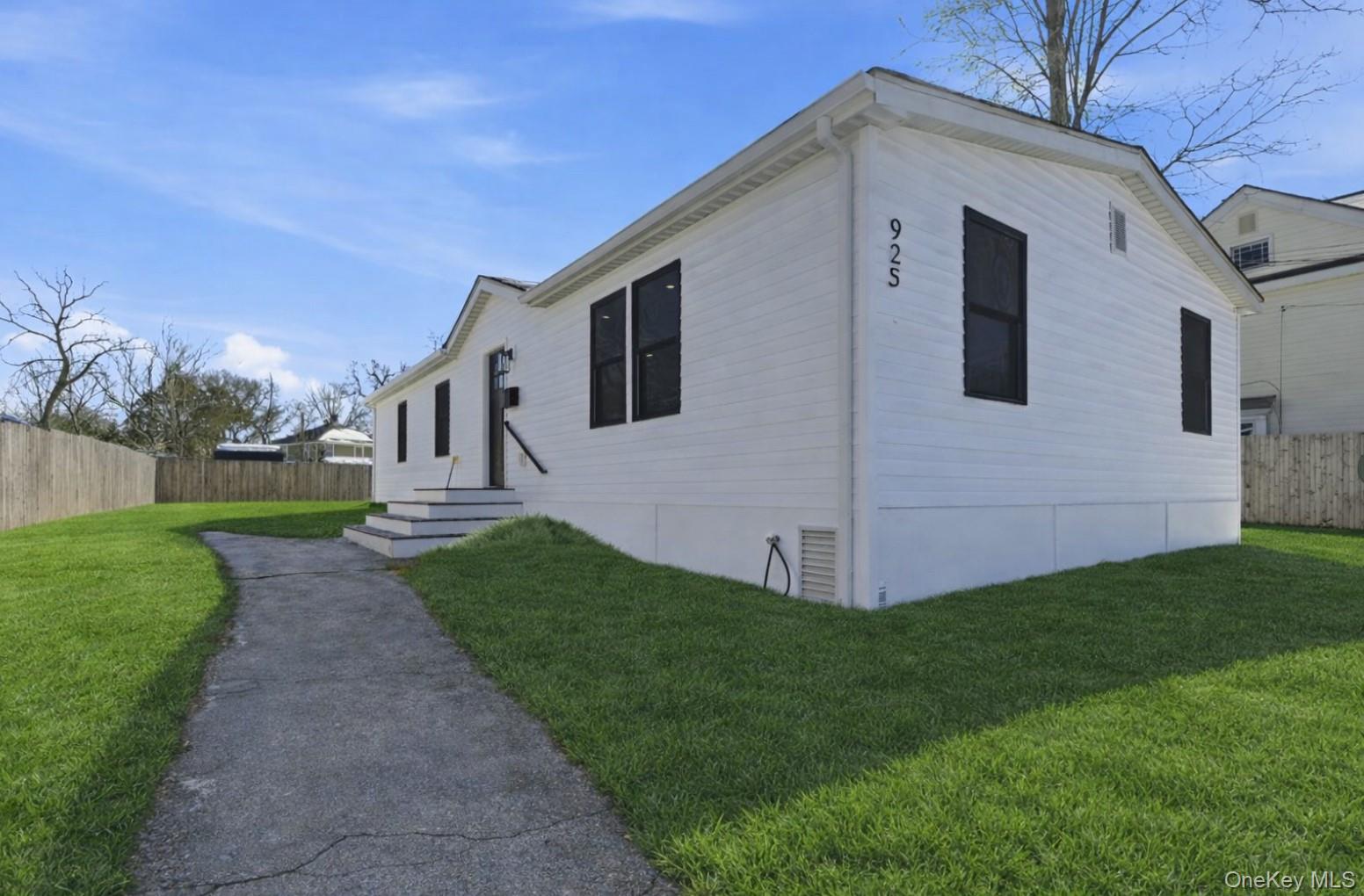 #2 photo, 923 E Main Street, 東長島 Riverhead , NY 11901