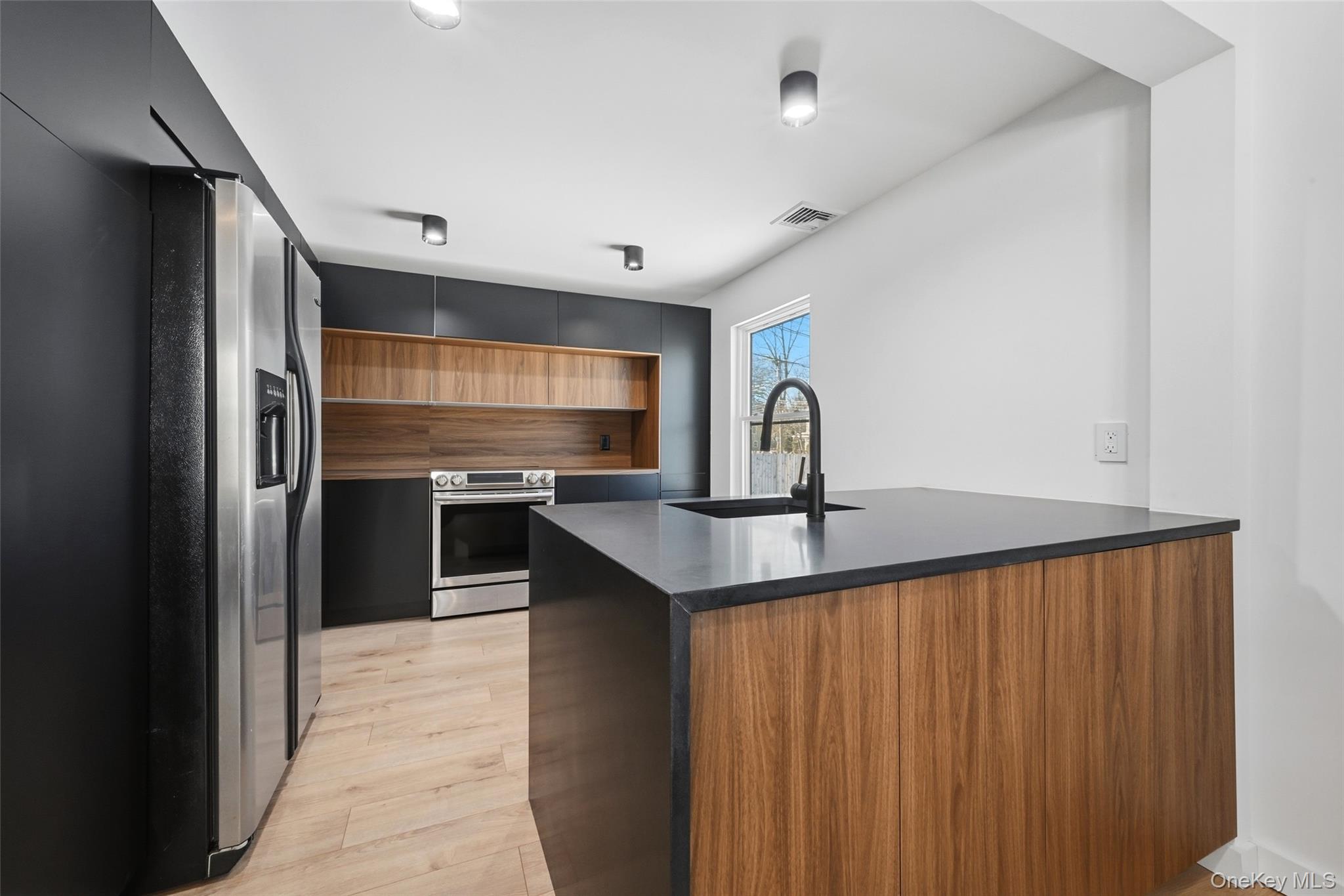 #9 photo, 923 E Main Street, 東長島 Riverhead , NY 11901