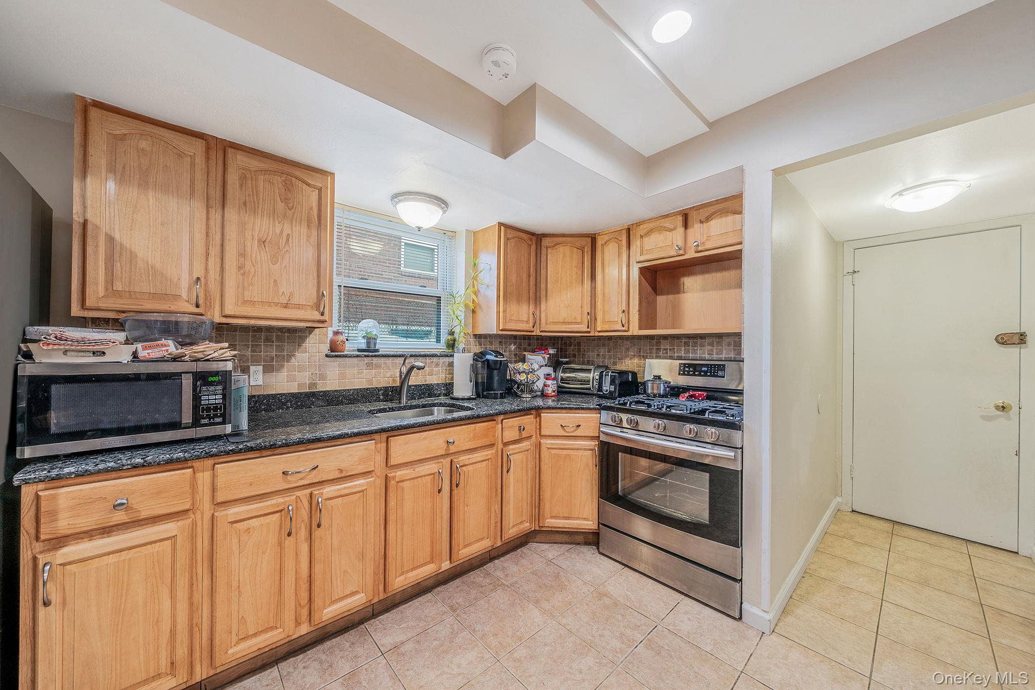 #20 photo, 2023 Whitestone Expressway, Куинс ‖ Whitestone , NY 11357