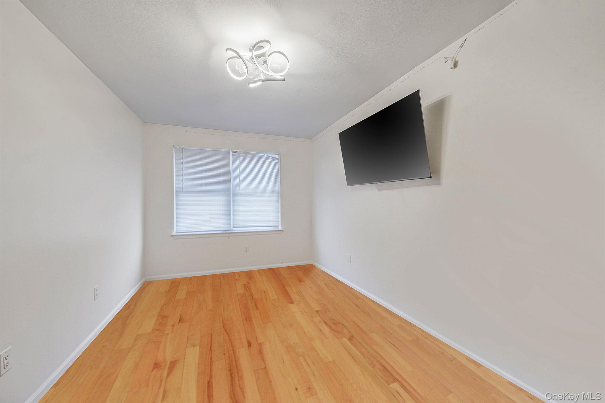 #9 photo, 2023 Whitestone Expressway, Куинс ‖ Whitestone , NY 11357