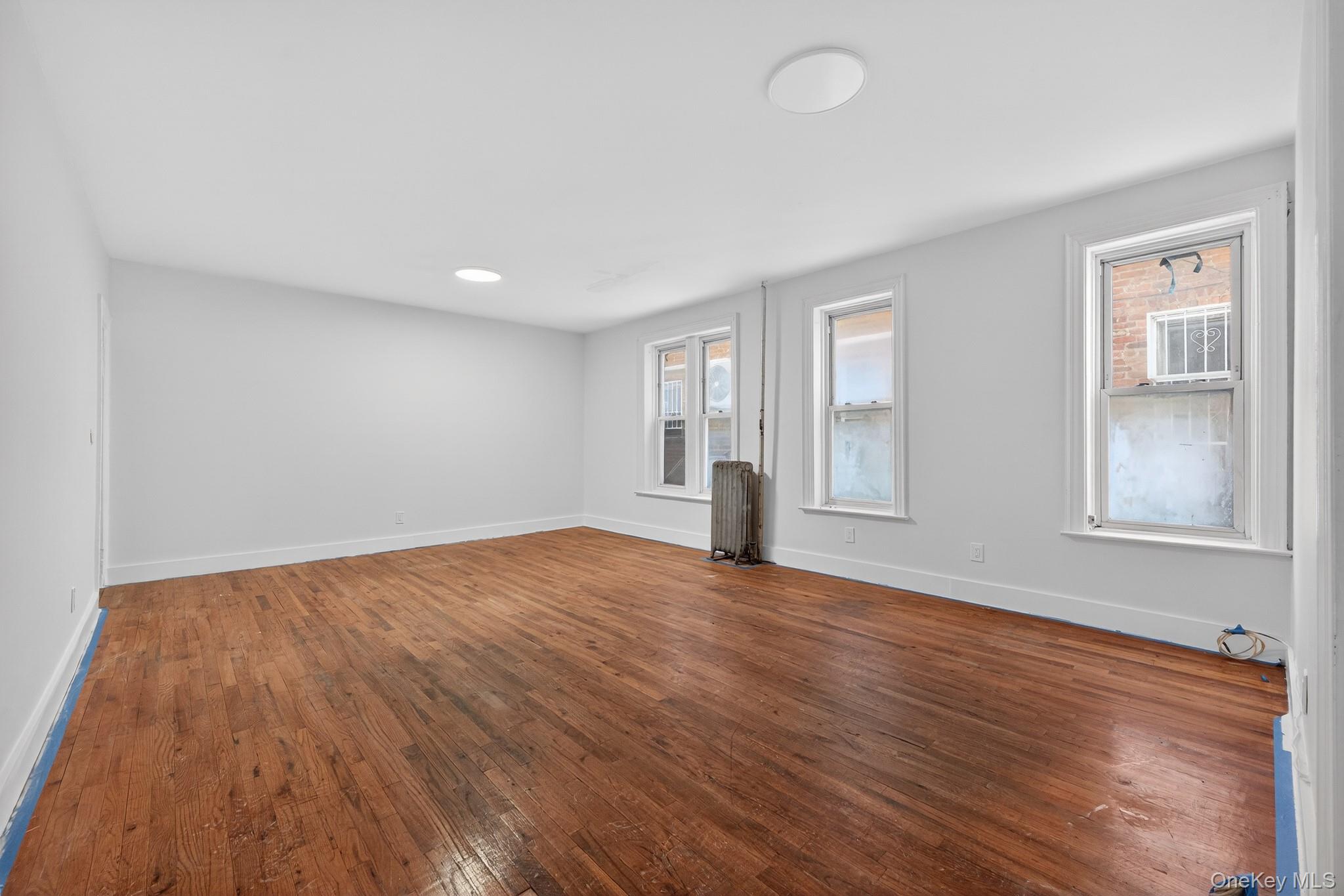 #3 photo, 667 Hemlock Street, ब्रुकलीन Brooklyn , NY 11208