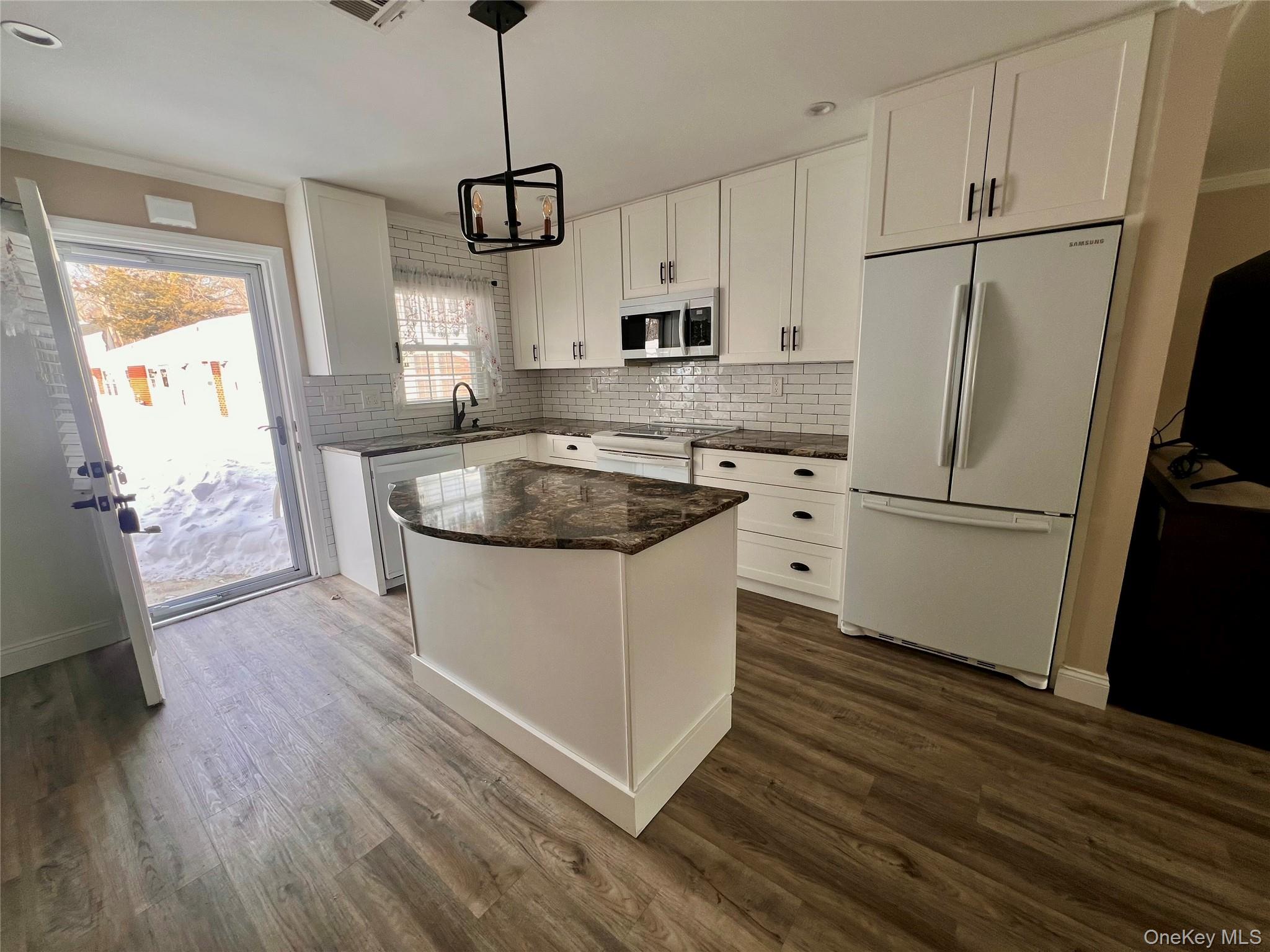 #11 photo, 44B Trent Court, 東長島 Ridge , NY 11961