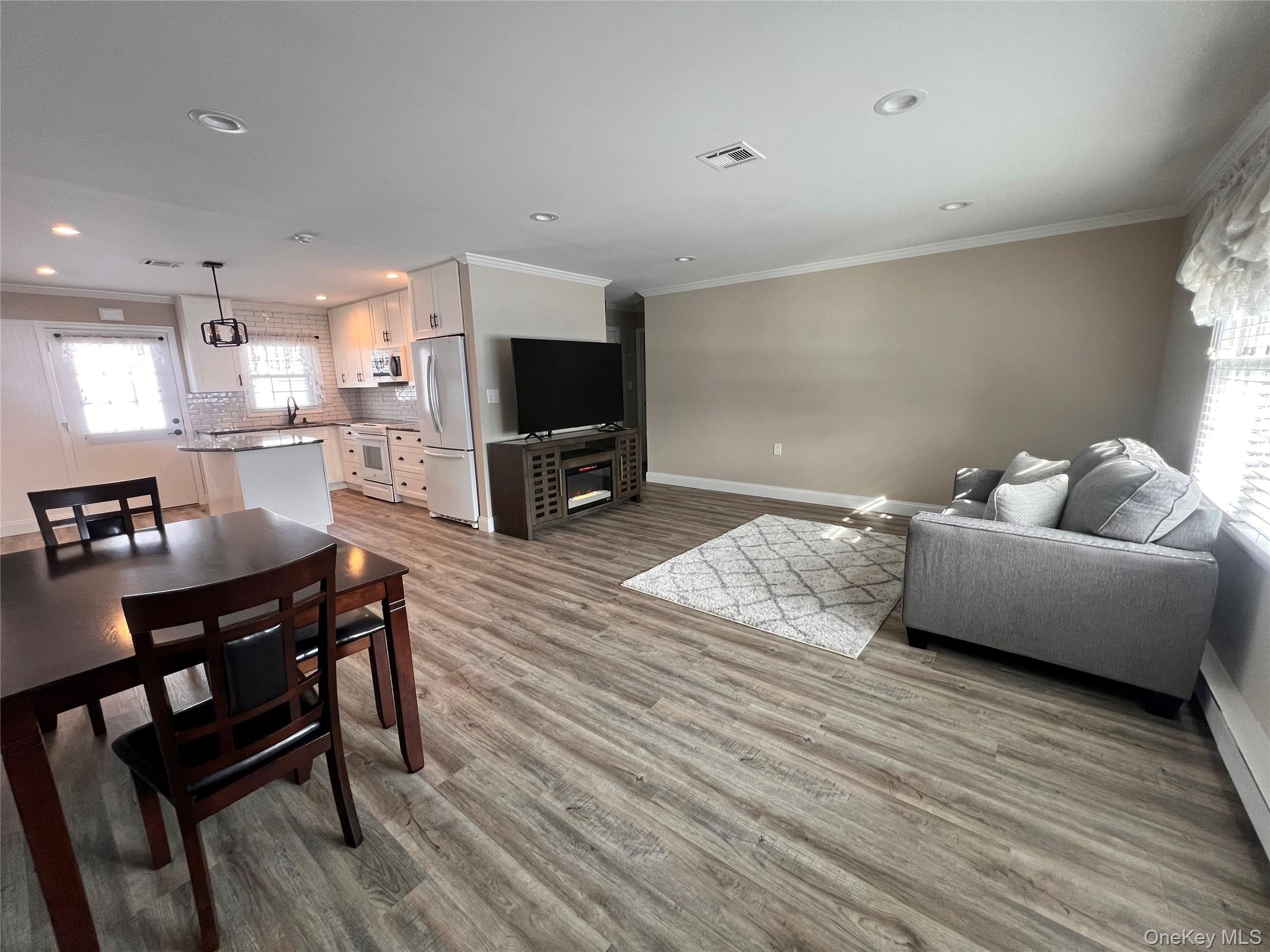 #4 photo, 44B Trent Court, 東長島 Ridge , NY 11961