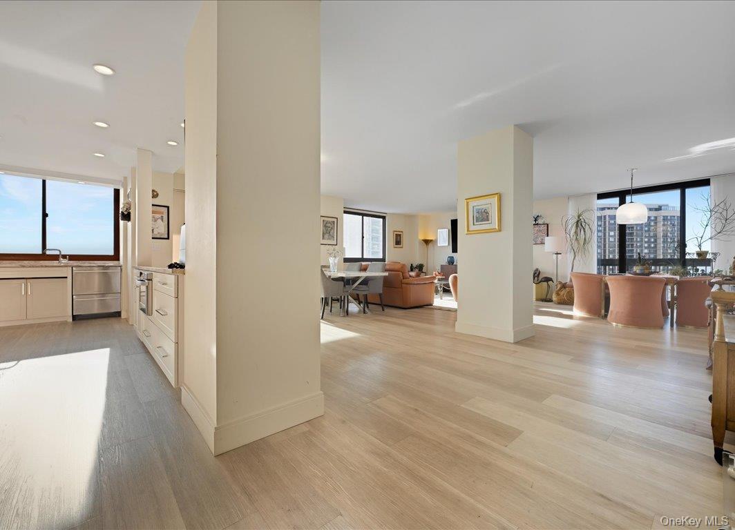 #4 photo, 27110 Grand Central Parkway, קווינס Floral Park , NY 11005