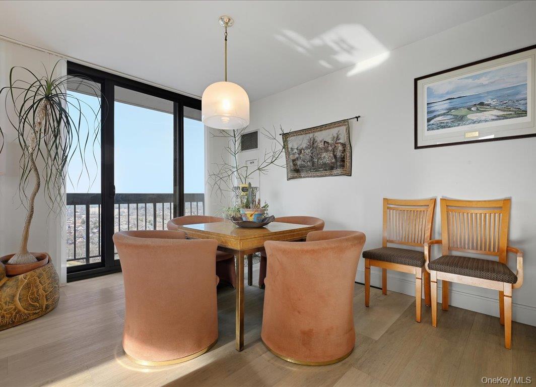 #6 photo, 27110 Grand Central Parkway, קווינס Floral Park , NY 11005