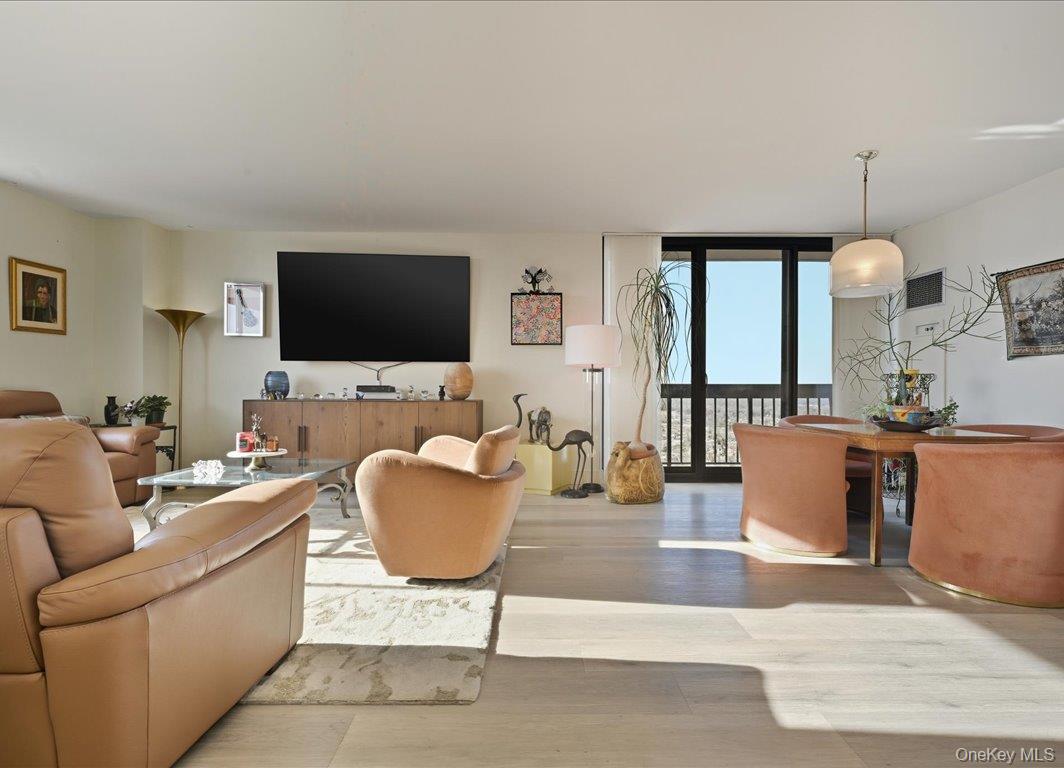 #8 photo, 27110 Grand Central Parkway, קווינס Floral Park , NY 11005