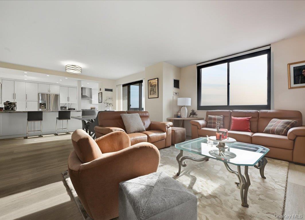 #9 photo, 27110 Grand Central Parkway, קווינס Floral Park , NY 11005