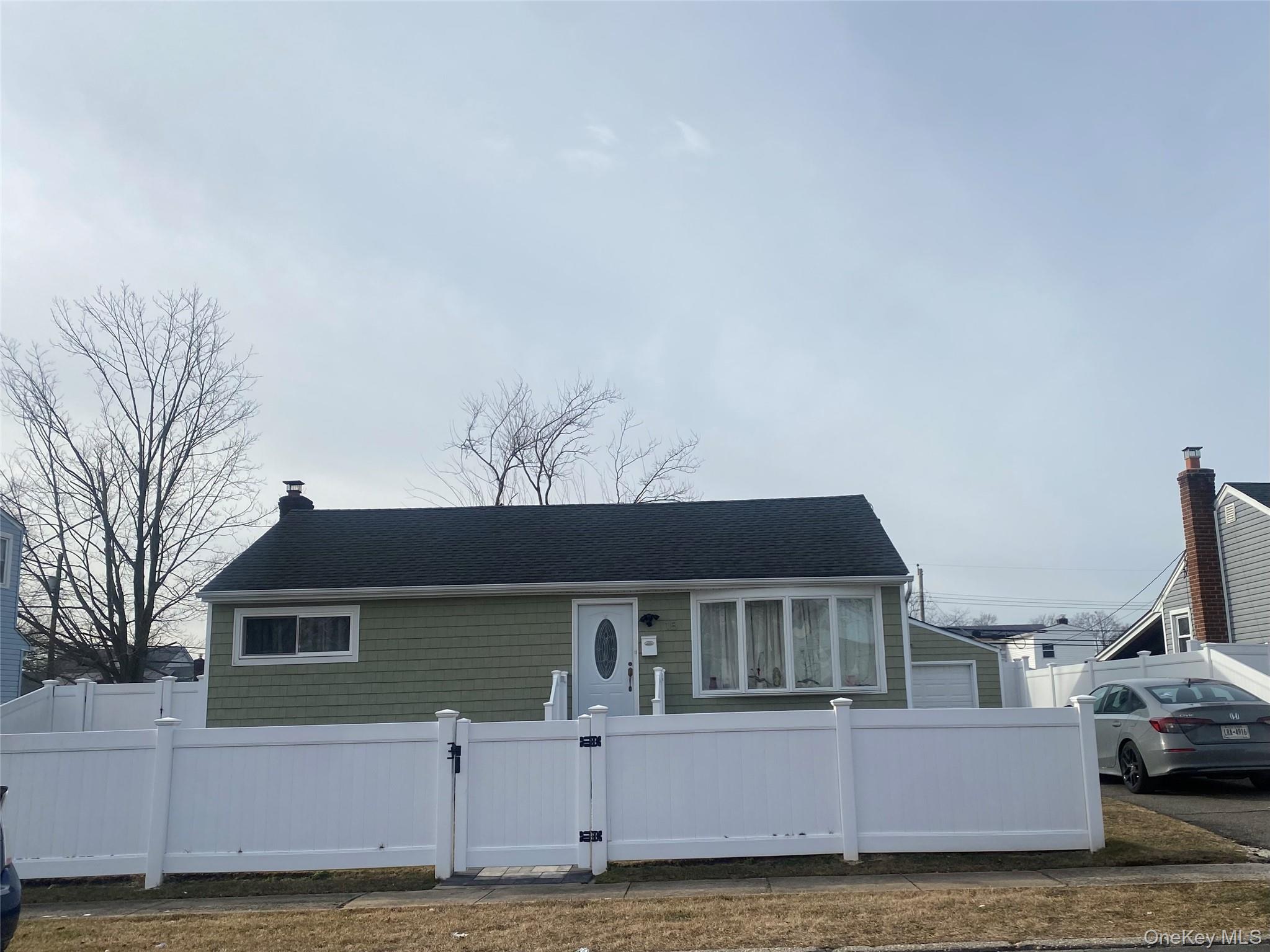 #1 photo, 15 Penndale Drive, सफ़ोक काउंटी Amityville , NY 11701