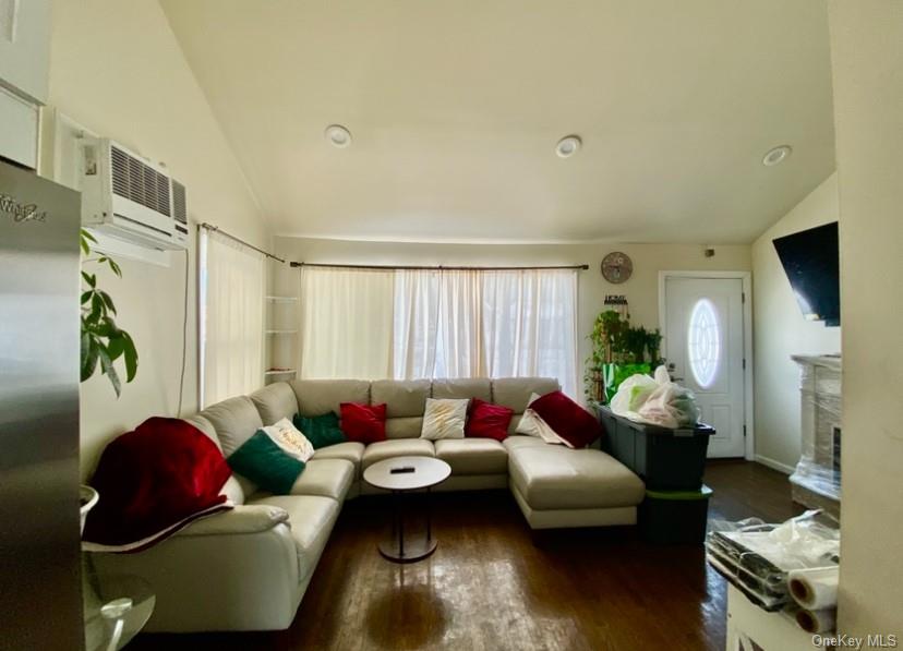 #3 photo, 15 Penndale Drive, सफ़ोक काउंटी Amityville , NY 11701