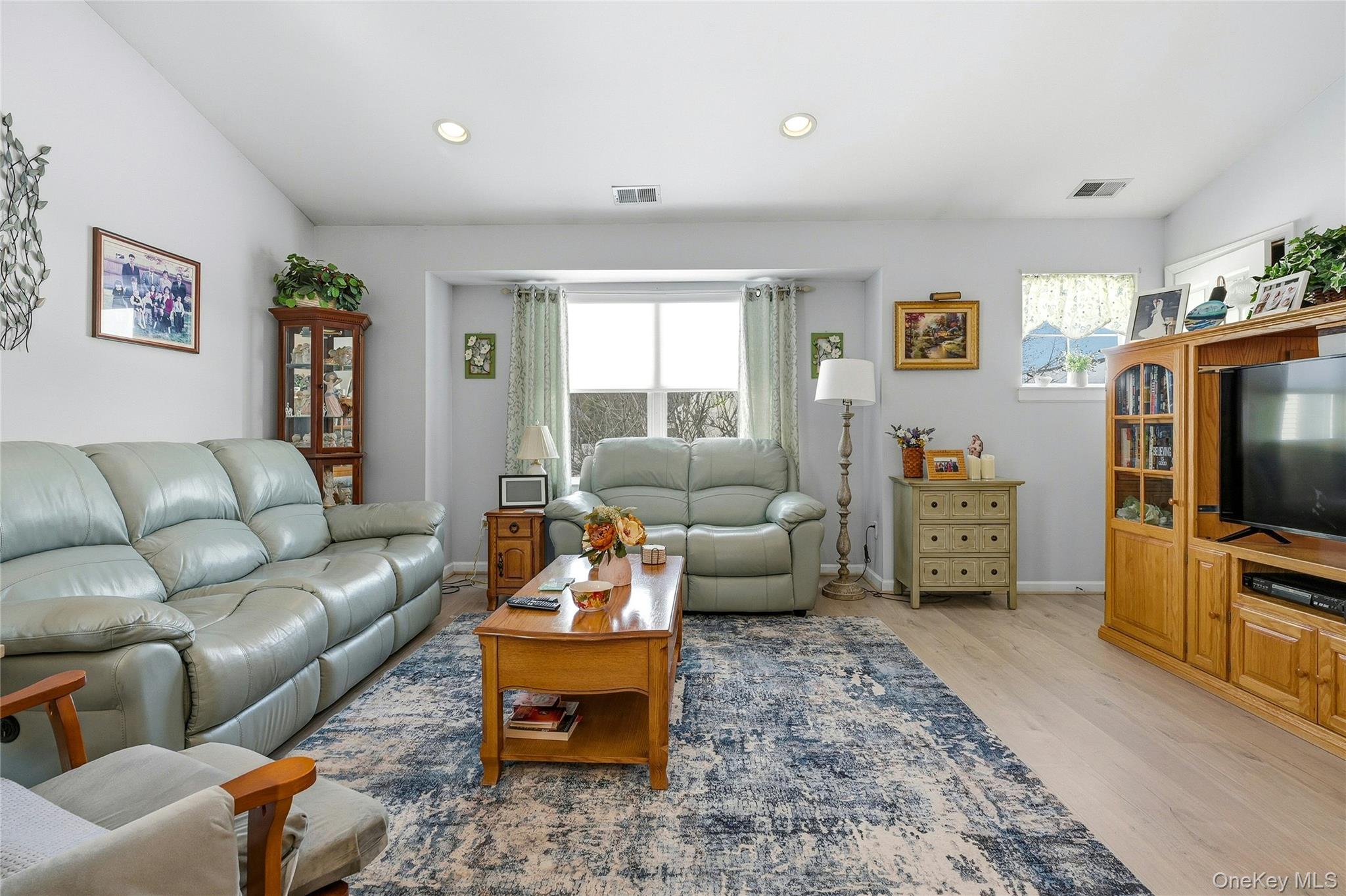 #11 photo, 54 Morley Circle, सफ़ोक काउंटी Melville , NY 11747