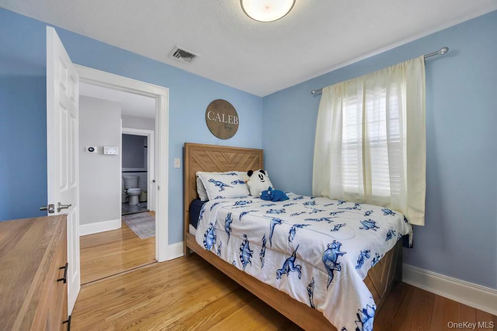 #16 photo, 970 Benris Avenue, Franklin Square , NY 11010