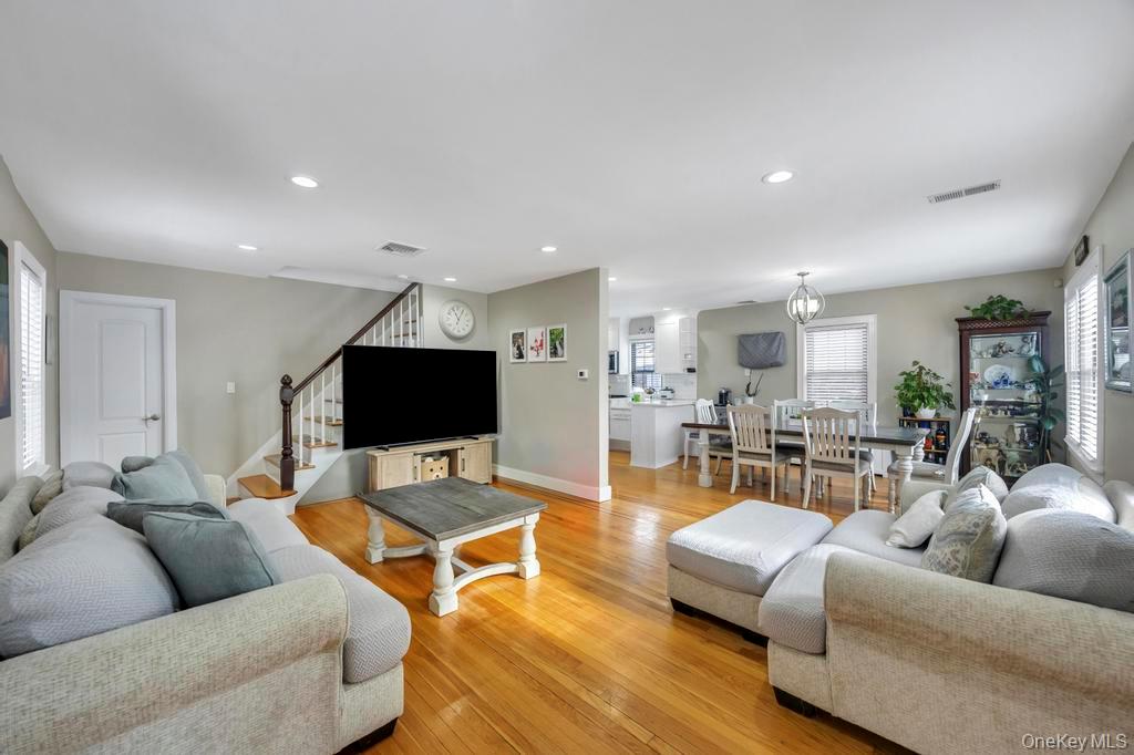 #4 photo, 970 Benris Avenue, Franklin Square , NY 11010