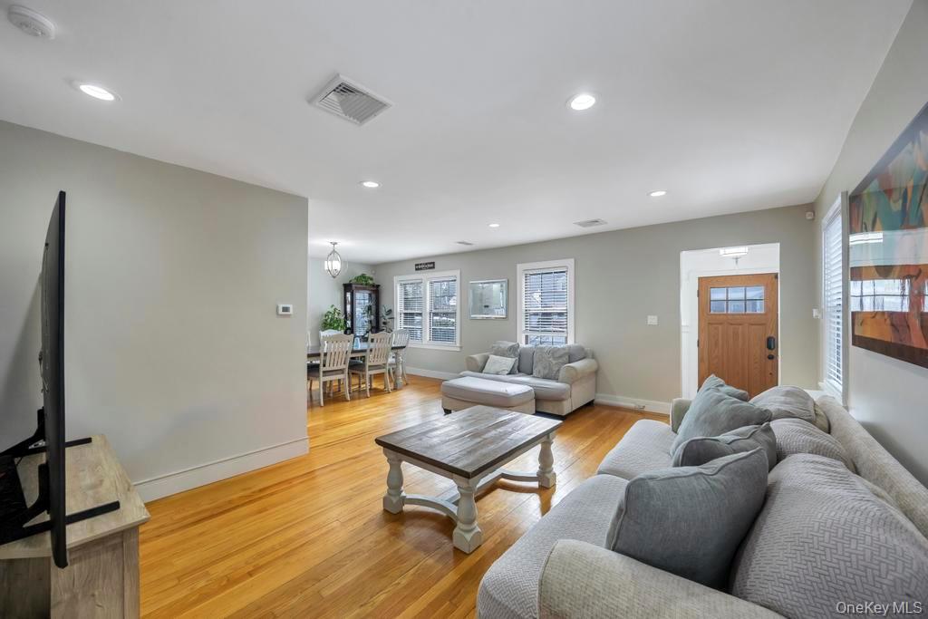 #5 photo, 970 Benris Avenue, Franklin Square , NY 11010