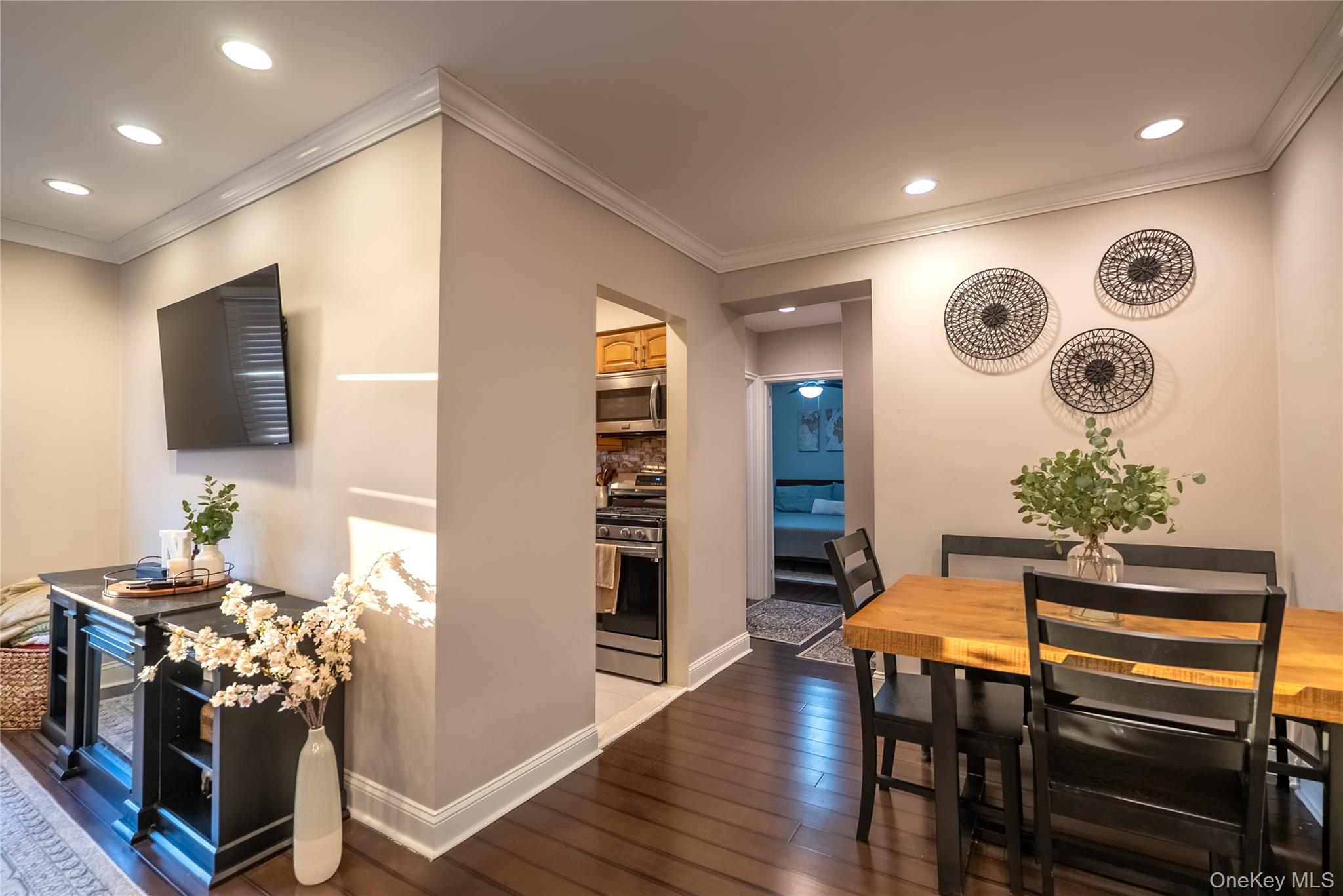 #6 photo, 12 Edwards Street, Roslyn Heights , NY 11577