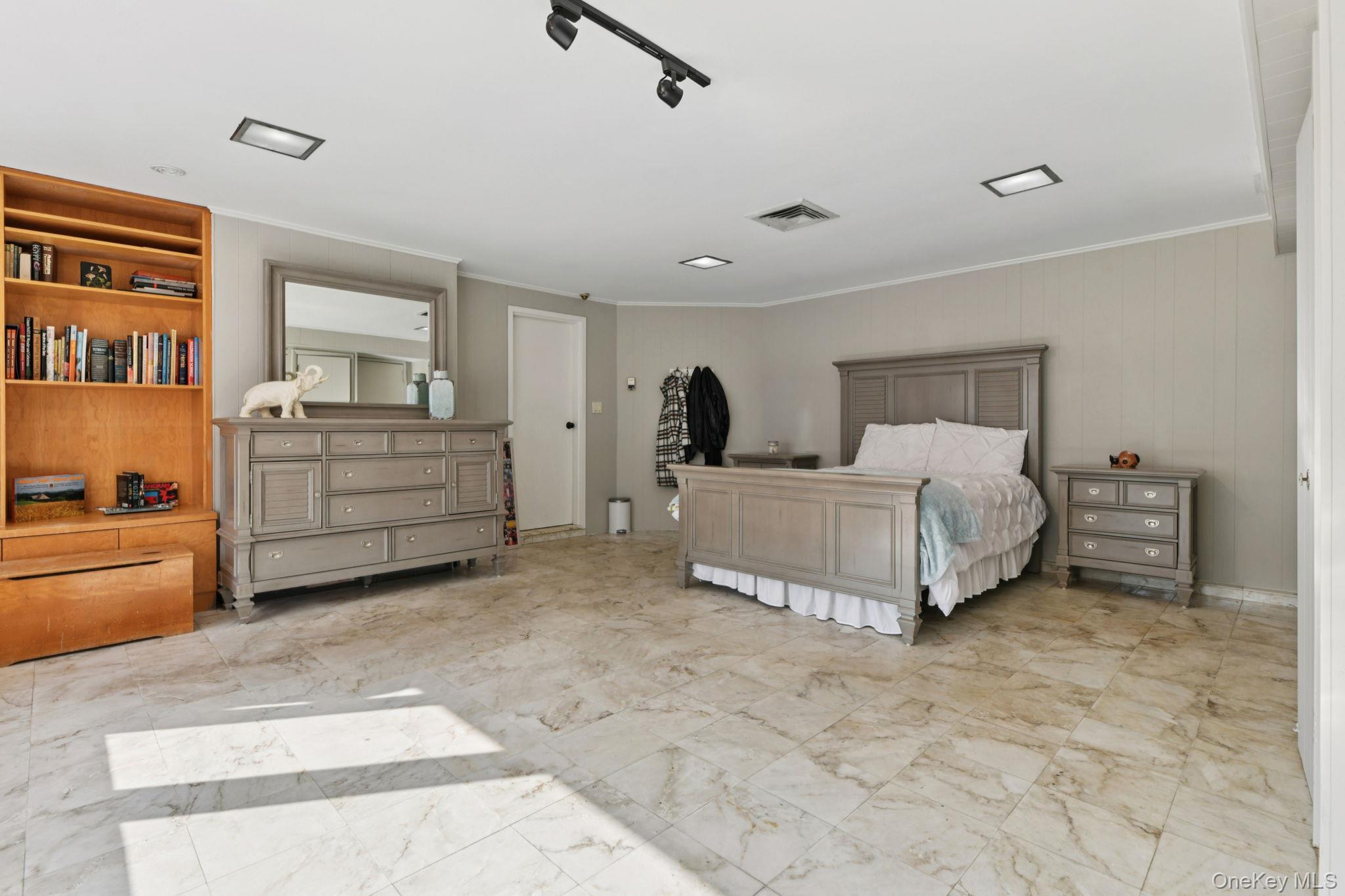 #19 photo, 14 Fairway Drive, Great Neck , NY 11020