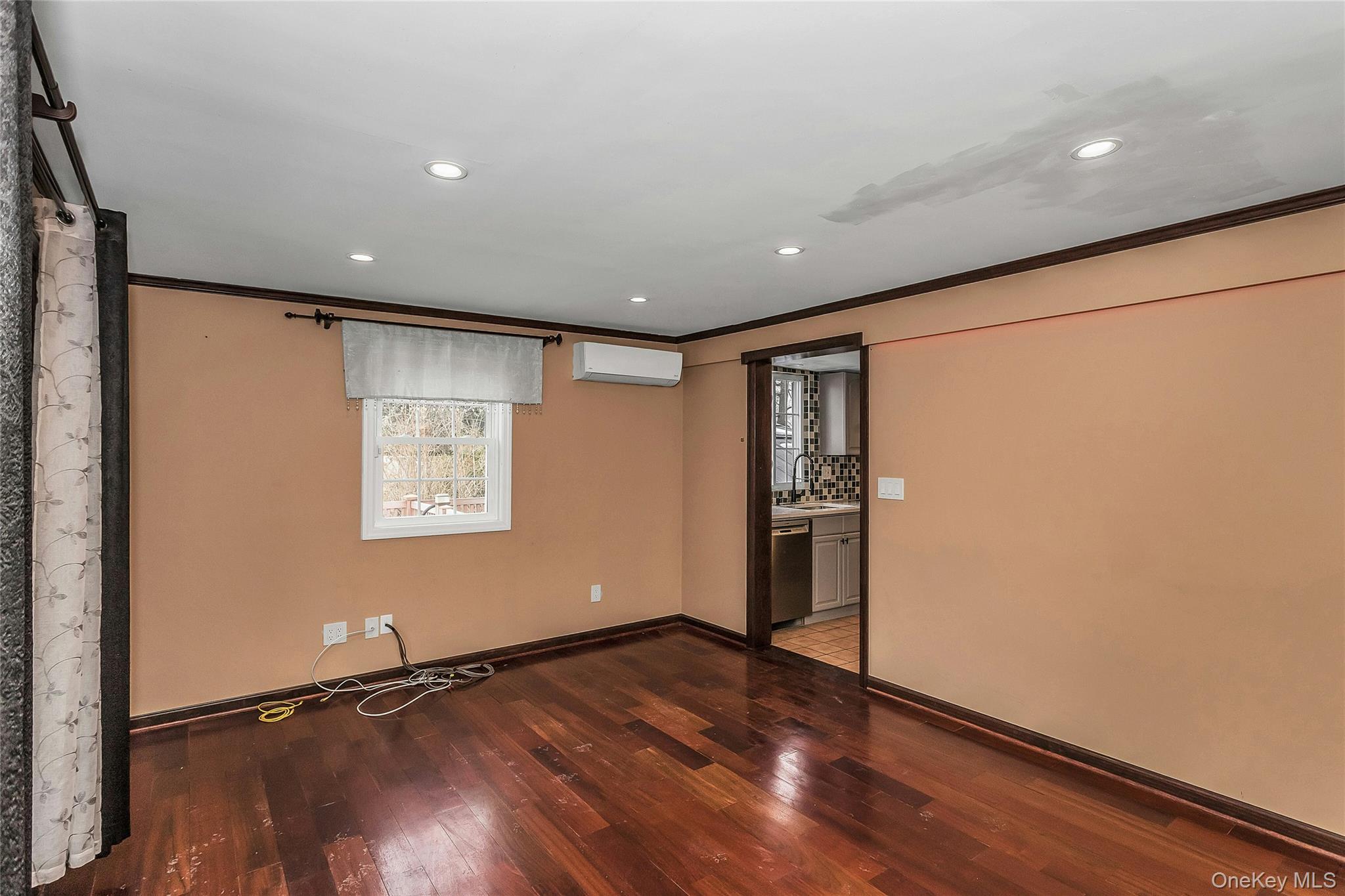 #12 photo, 524 Jerusalem Avenue, Hicksville , NY 11801