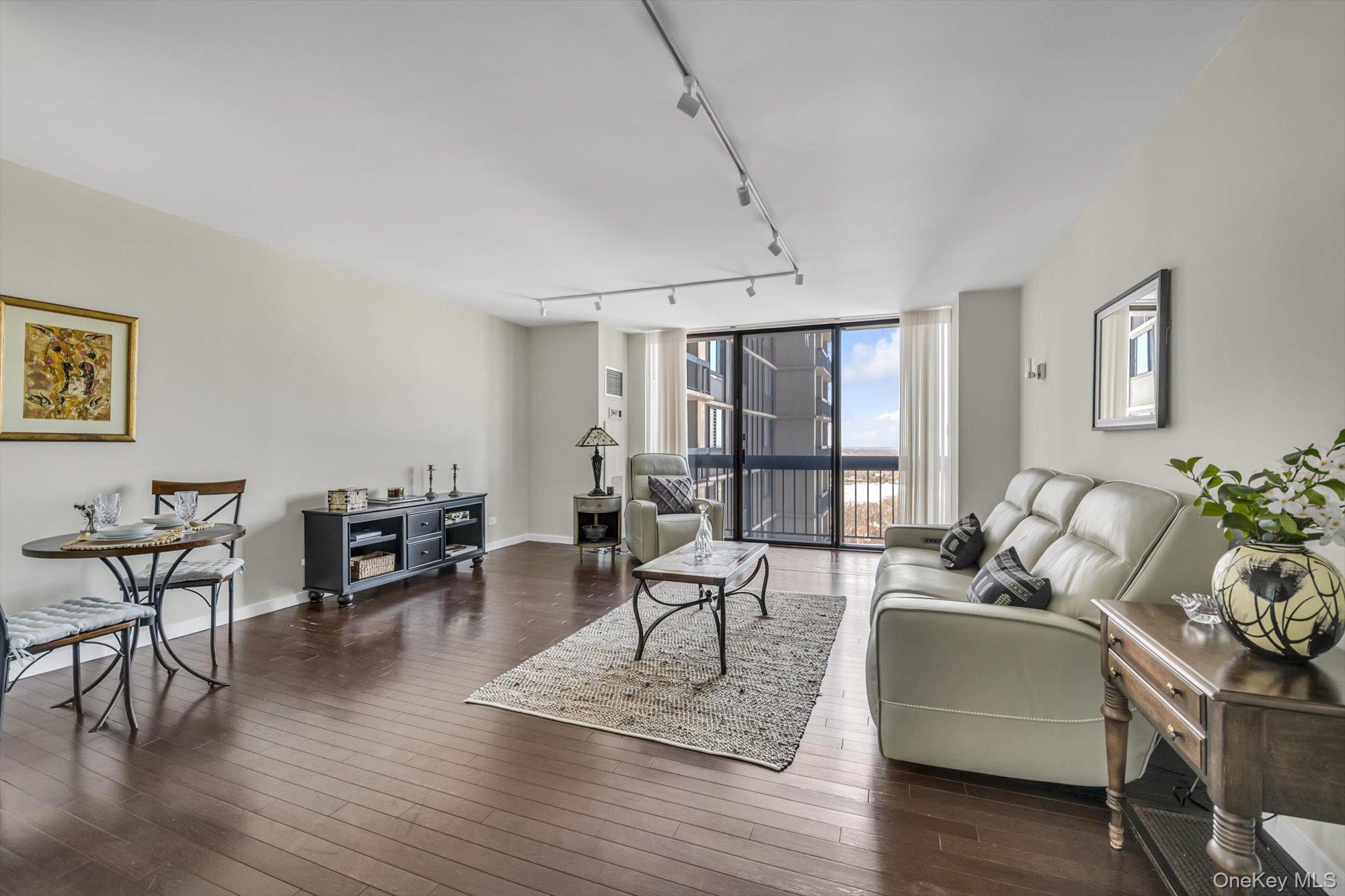 #2 photo, 271-10 Grand Central Pkwy, Куинс ‖ Floral Park , NY 11005