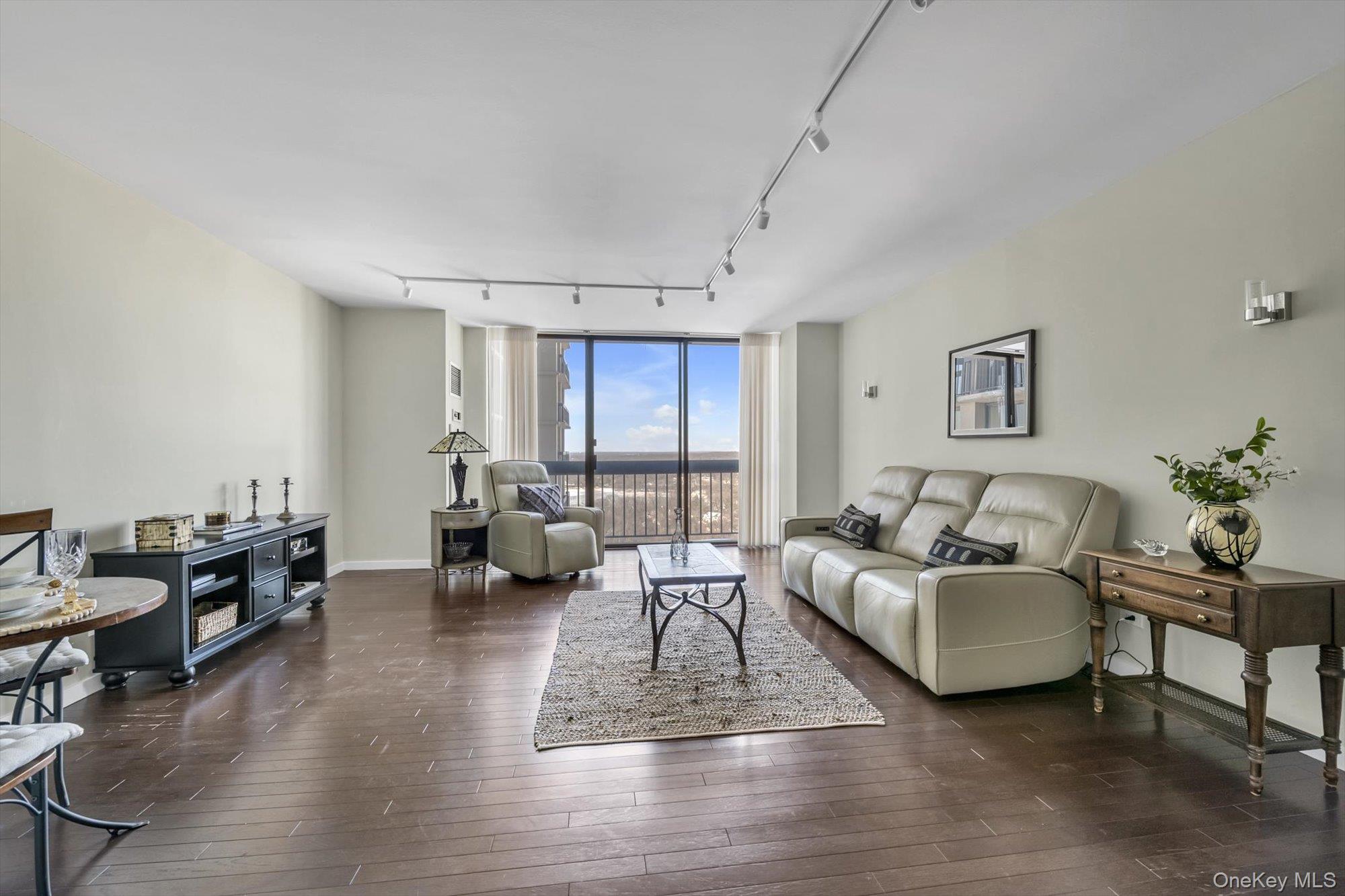 #3 photo, 271-10 Grand Central Pkwy, Куинс ‖ Floral Park , NY 11005