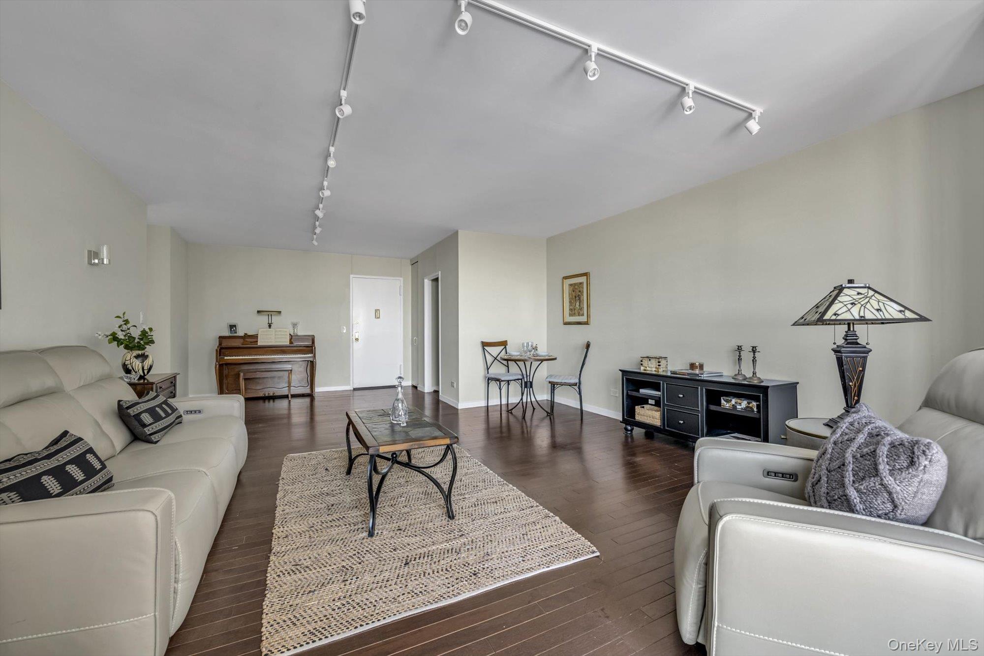 #4 photo, 271-10 Grand Central Pkwy, Куинс ‖ Floral Park , NY 11005