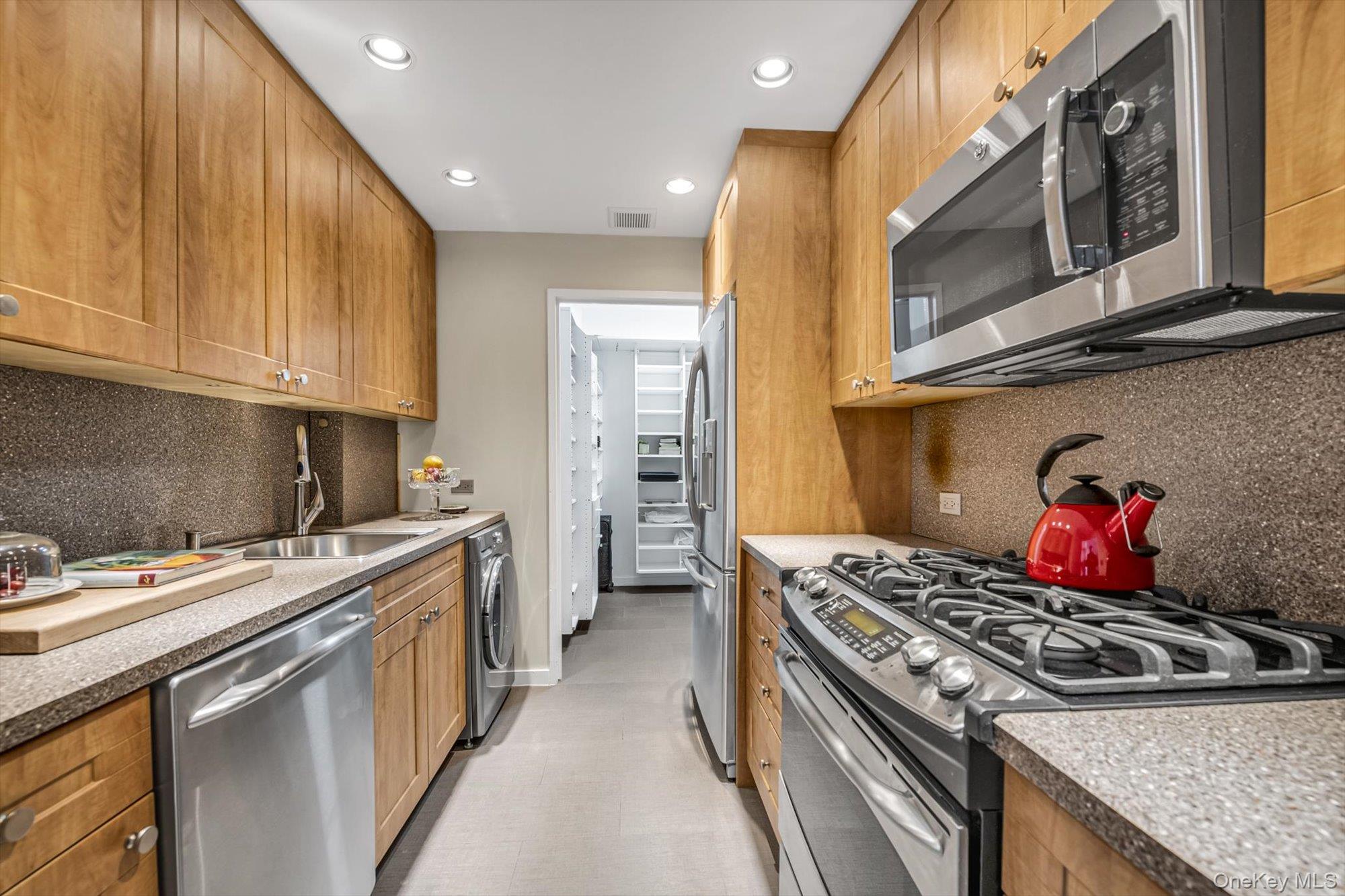 #5 photo, 271-10 Grand Central Pkwy, Куинс ‖ Floral Park , NY 11005