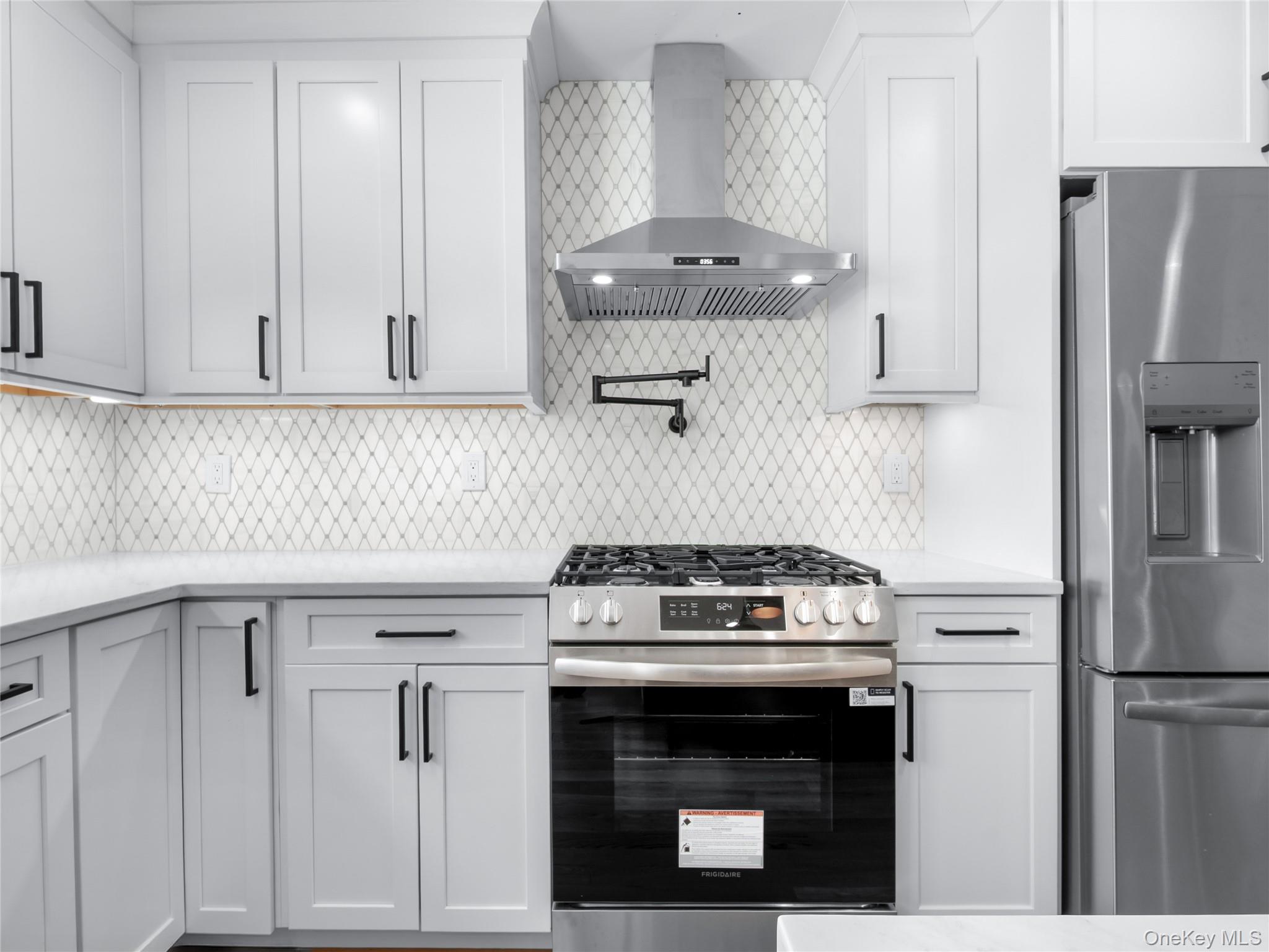 #11 photo, 25 Furrow Lane, नासाउ काउंटी Levittown , NY 11756