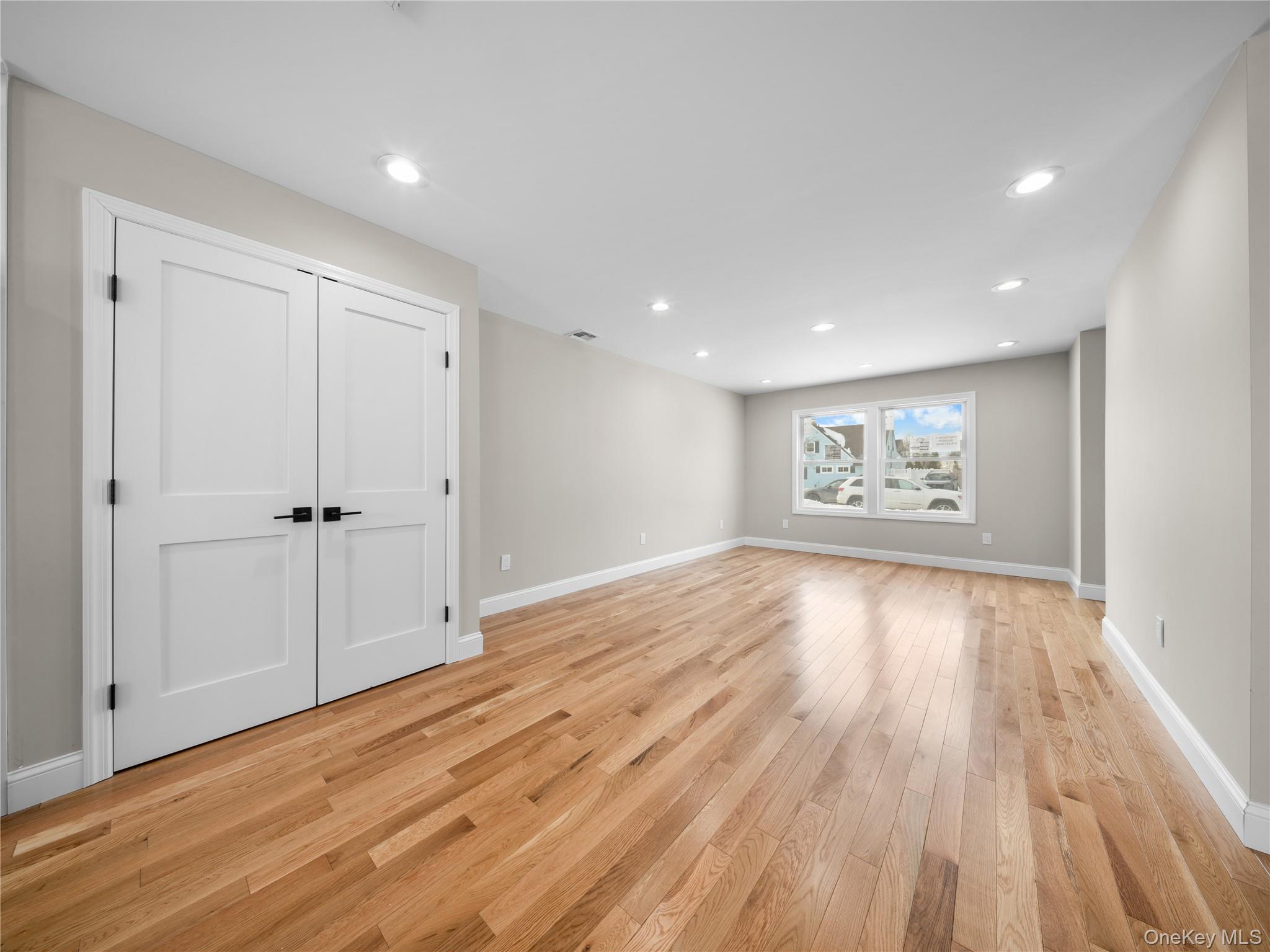 #12 photo, 25 Furrow Lane, नासाउ काउंटी Levittown , NY 11756