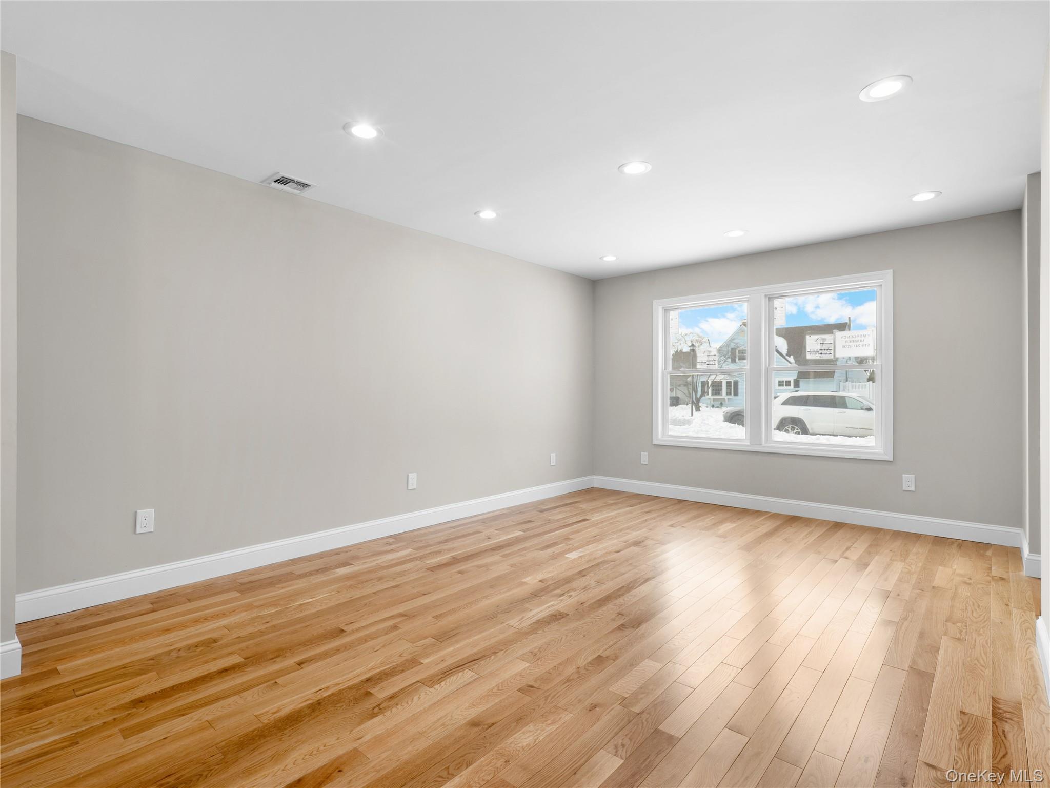 #13 photo, 25 Furrow Lane, नासाउ काउंटी Levittown , NY 11756