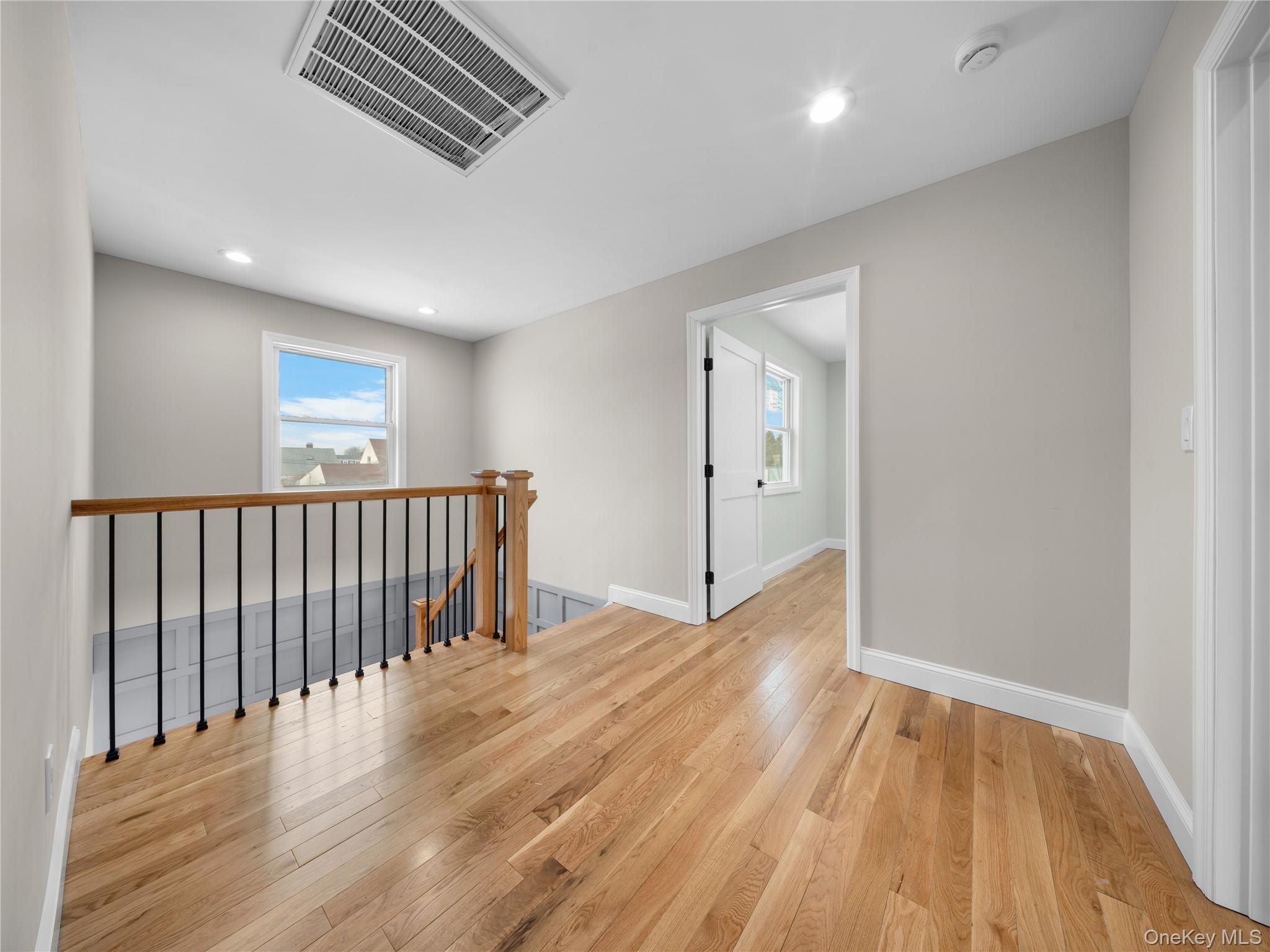 #15 photo, 25 Furrow Lane, नासाउ काउंटी Levittown , NY 11756