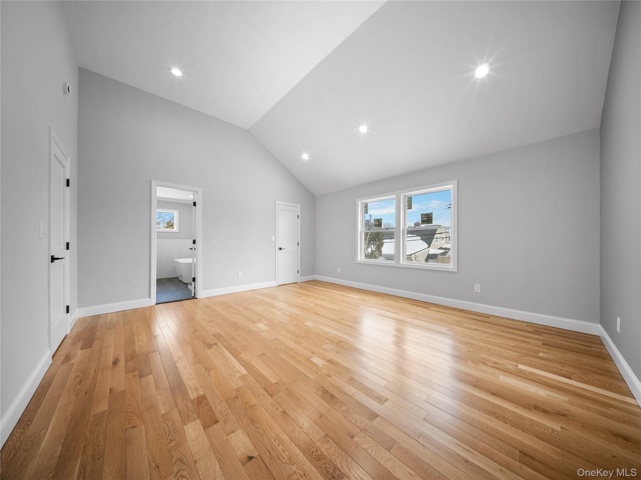 #16 photo, 25 Furrow Lane, नासाउ काउंटी Levittown , NY 11756