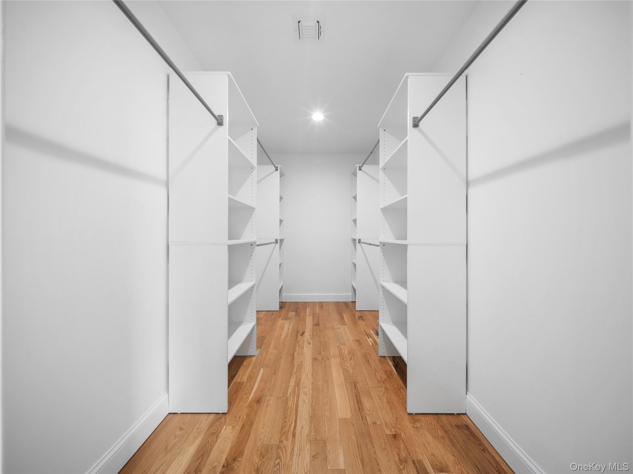 #17 photo, 25 Furrow Lane, नासाउ काउंटी Levittown , NY 11756