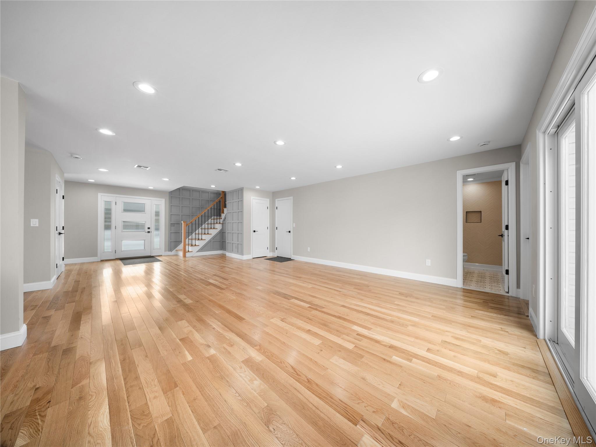 #5 photo, 25 Furrow Lane, नासाउ काउंटी Levittown , NY 11756