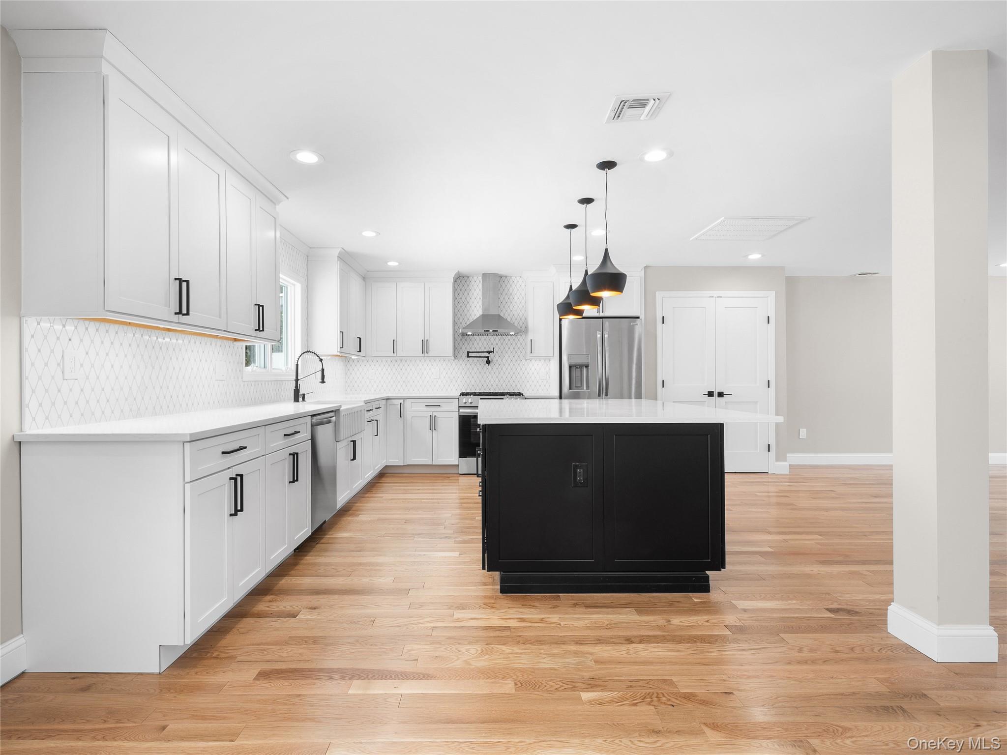 #7 photo, 25 Furrow Lane, नासाउ काउंटी Levittown , NY 11756