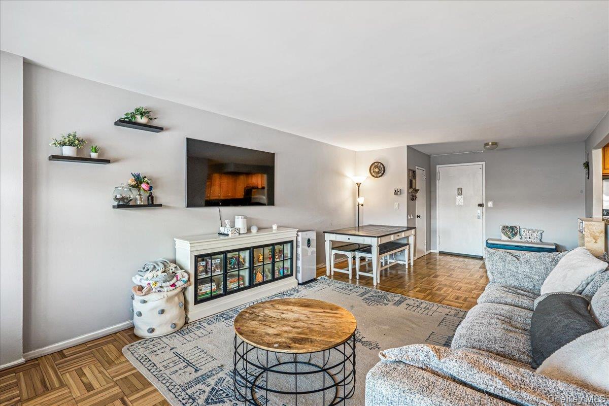 #1 photo, 17-85 215th Street, Куинс ‖ Bayside , NY 11360