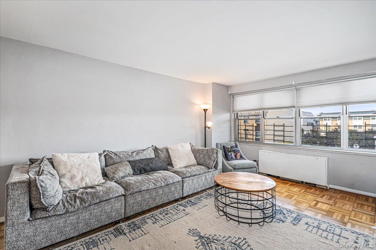 #3 photo, 17-85 215th Street, Куинс ‖ Bayside , NY 11360