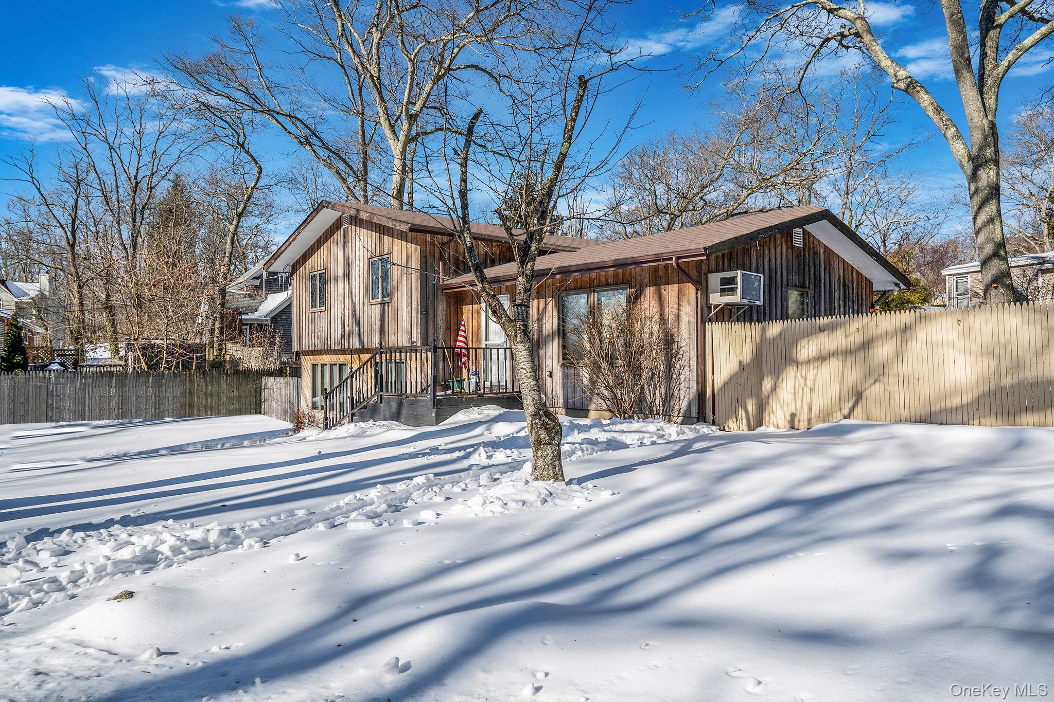 #3 photo, 74 Hempstead Drive, מחוז סאפוק Sound Beach , NY 11789