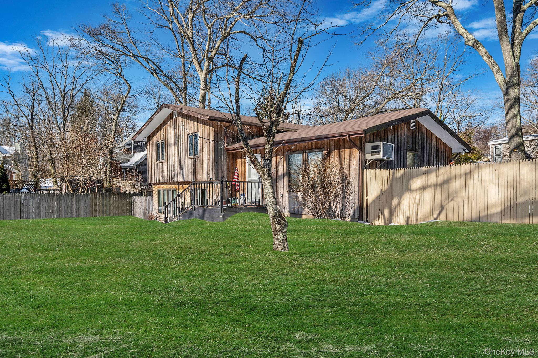 #4 photo, 74 Hempstead Drive, מחוז סאפוק Sound Beach , NY 11789